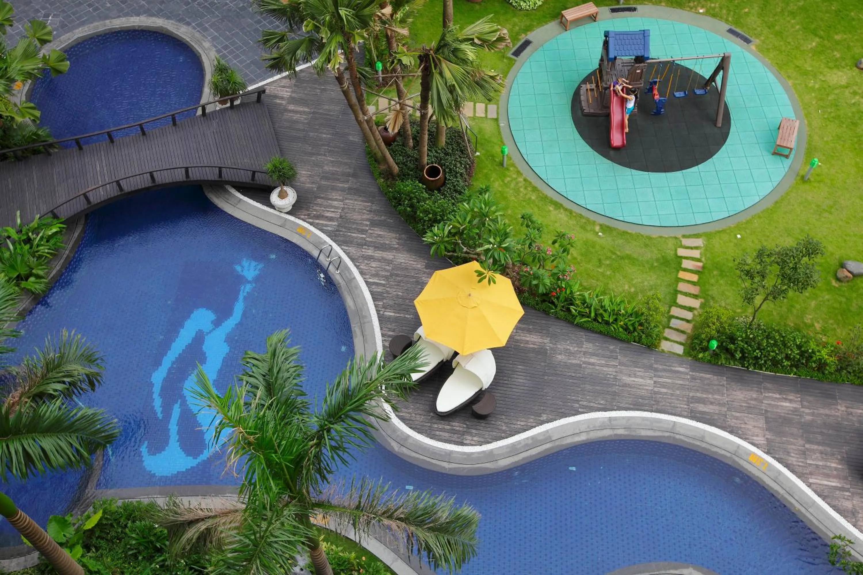 Swimming pool in Fraser Suites Hanoi