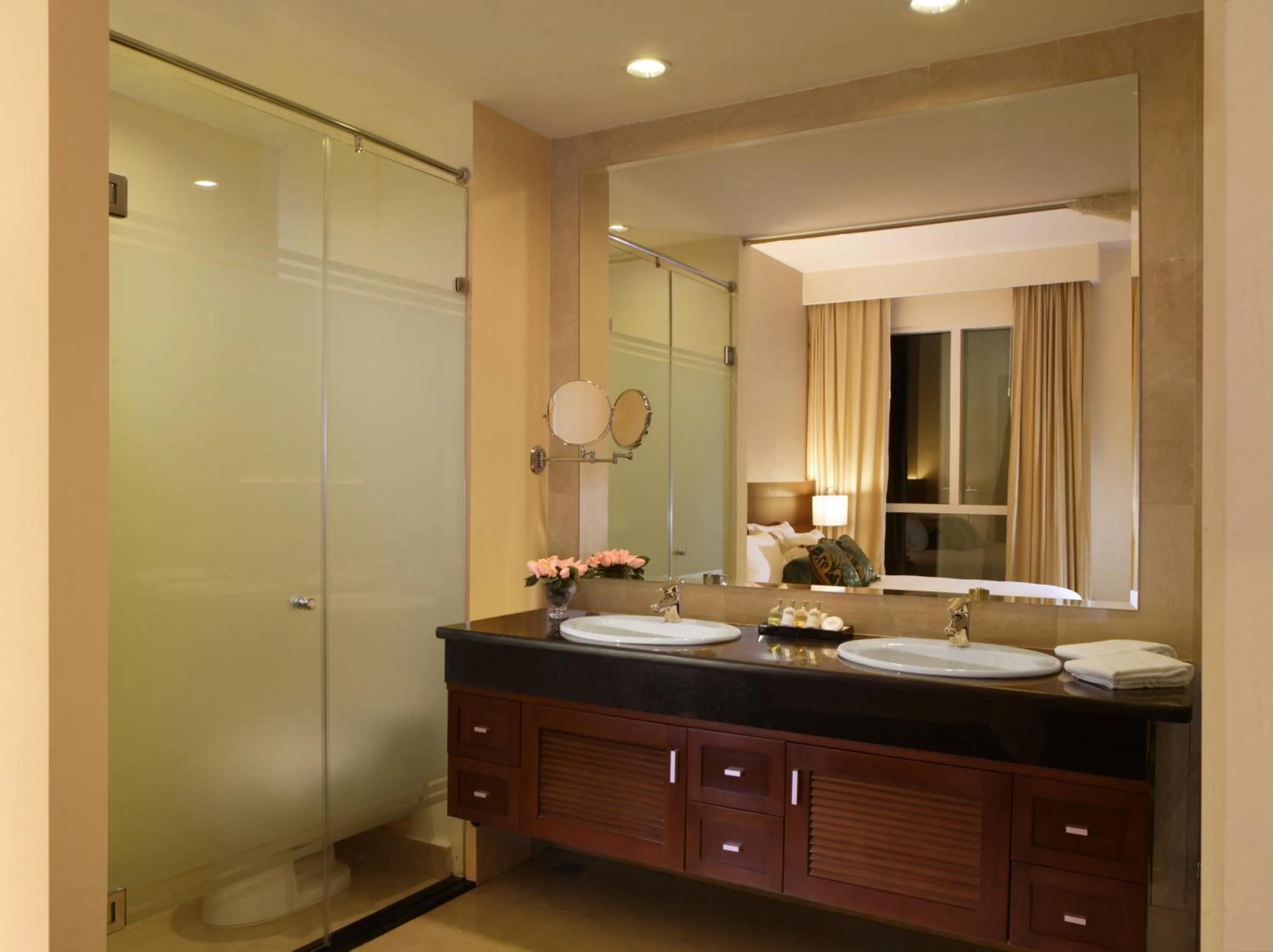 Toilet in Fraser Suites Hanoi