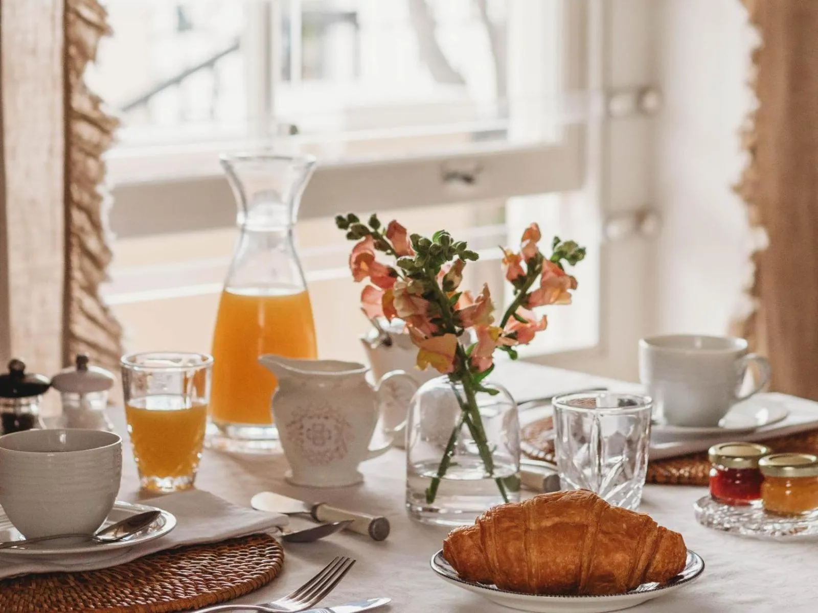 Dining area in Le Petit Paris