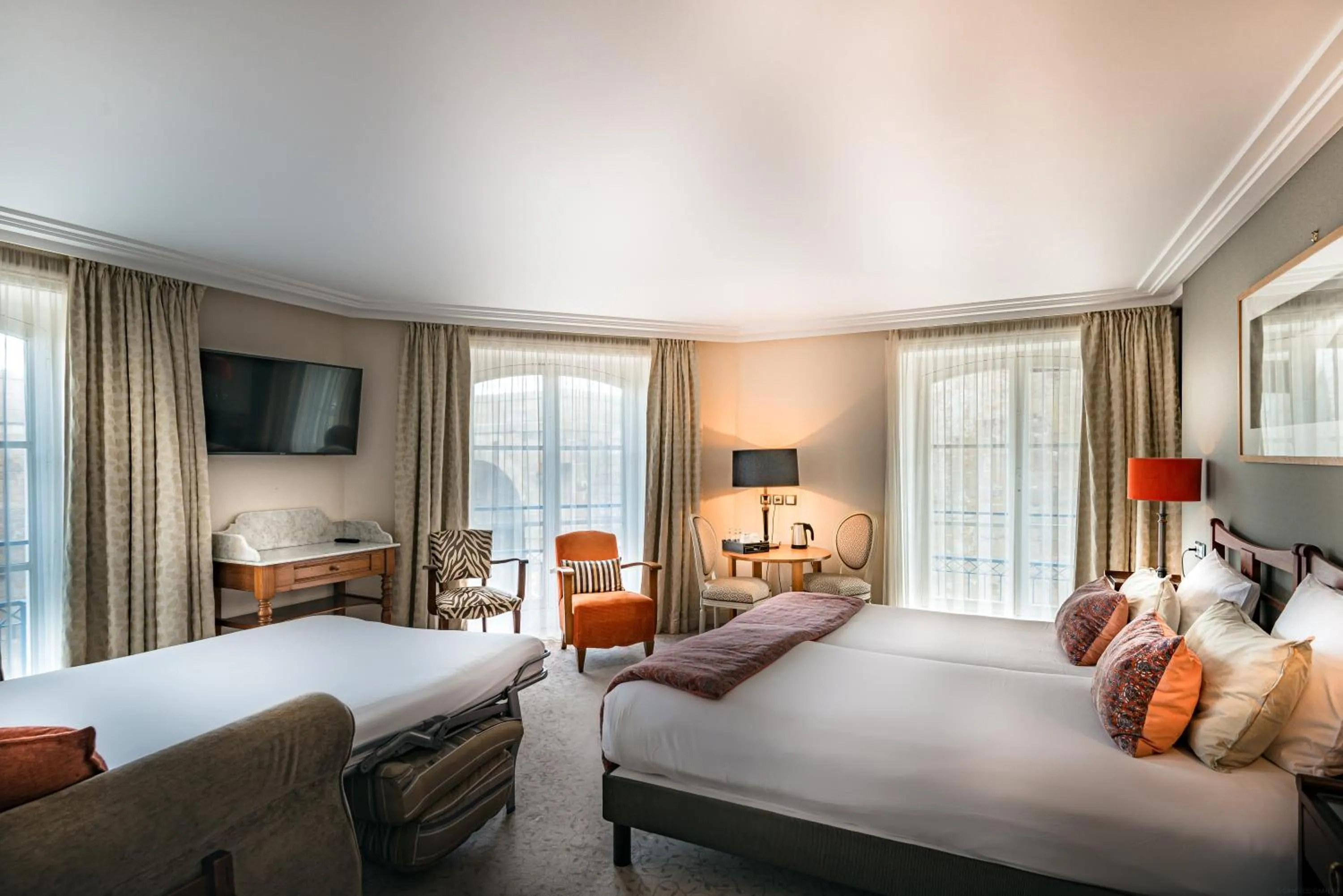 Bedroom, Bed in Hôtel France et Chateaubriand