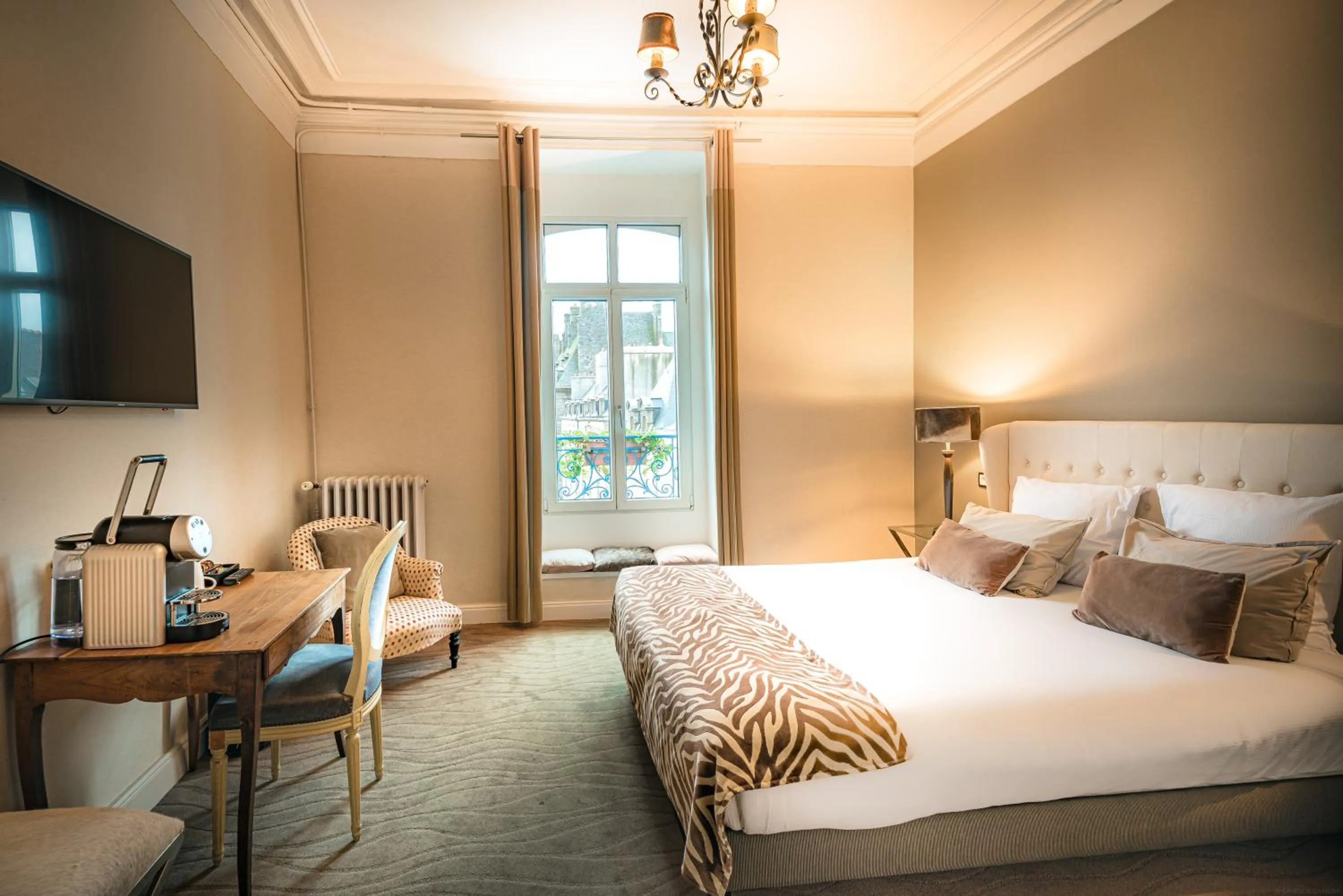 Bedroom, Bed in Hôtel France et Chateaubriand