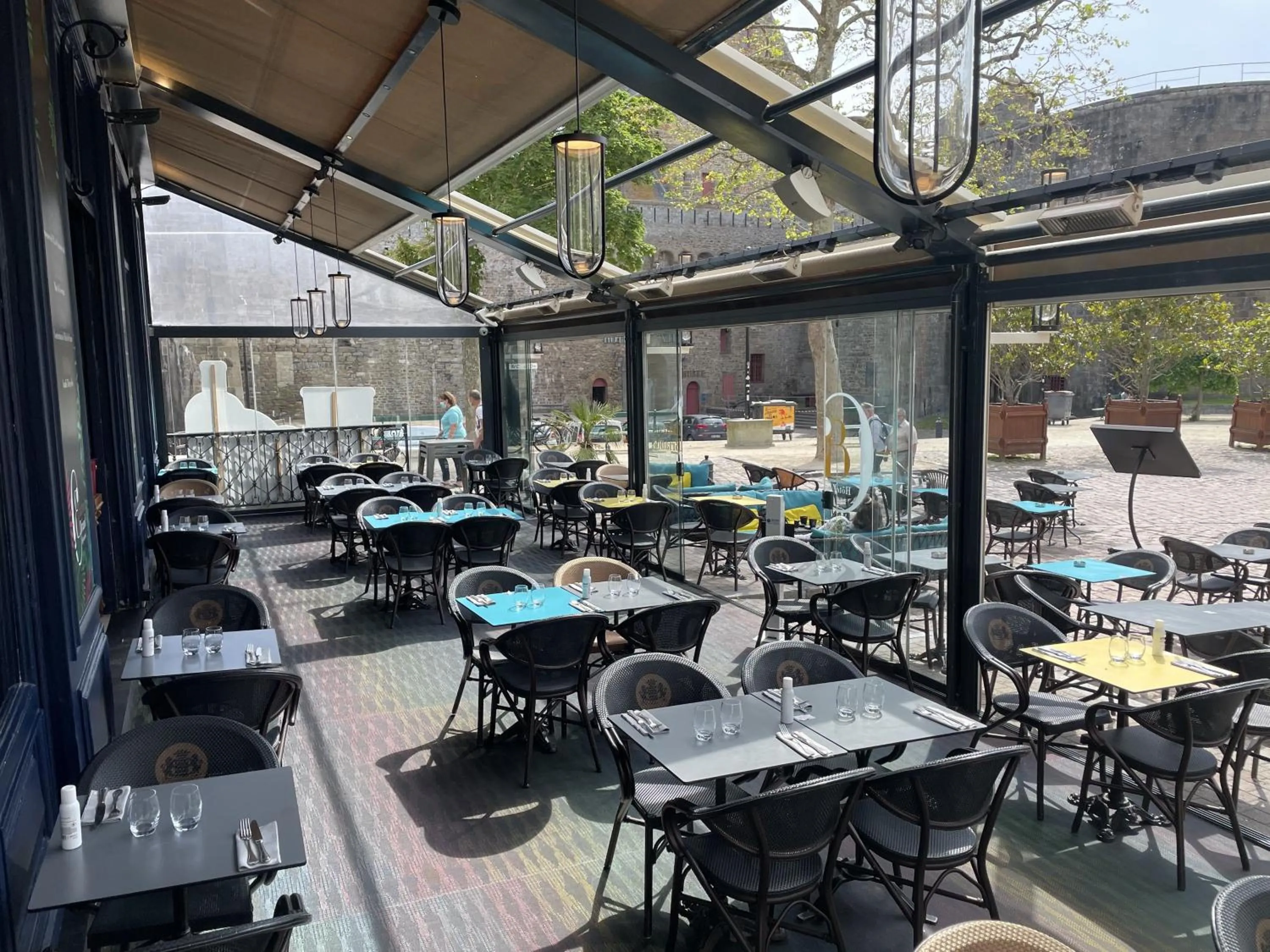 Patio in Hôtel France et Chateaubriand