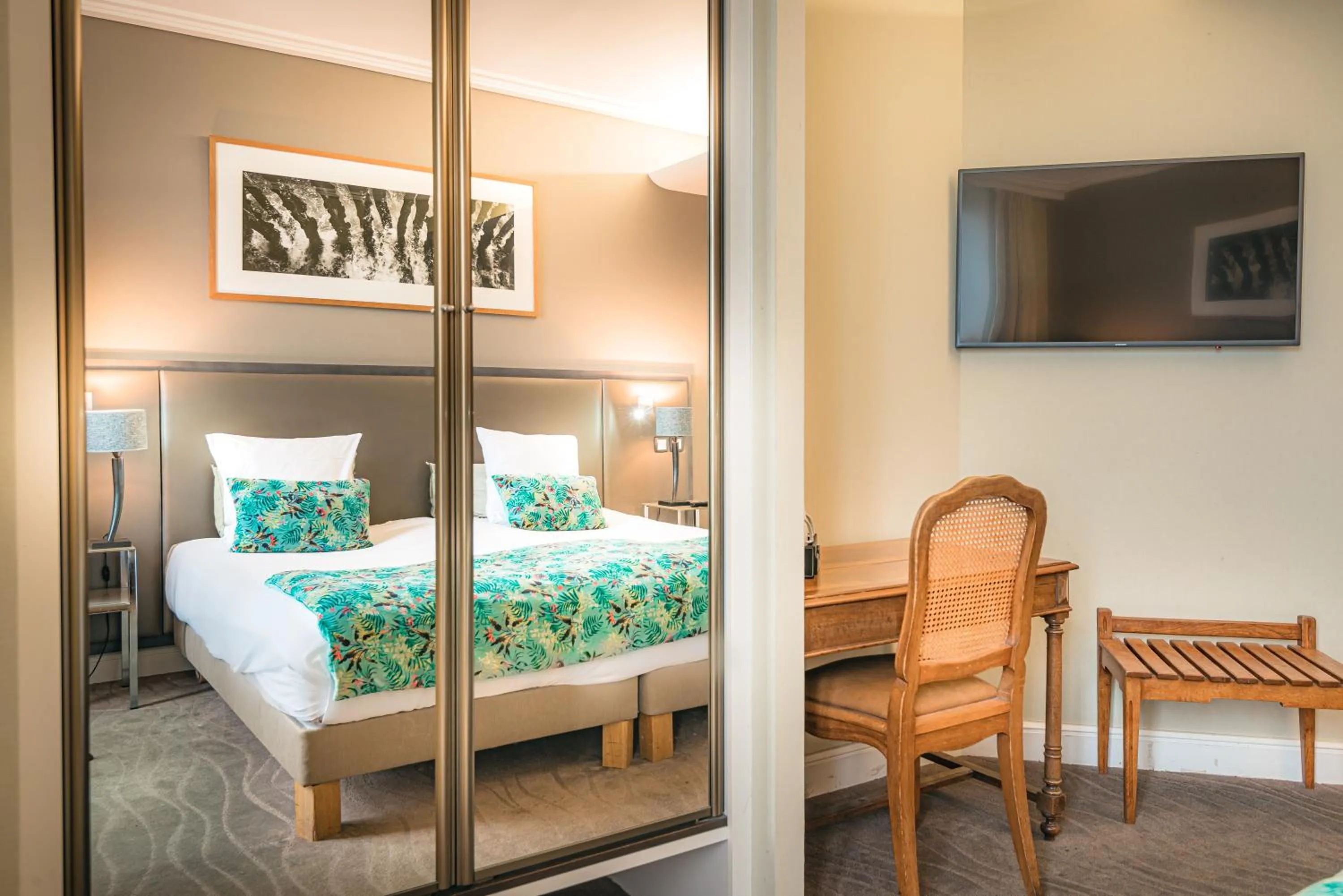 Bedroom, Bed in Hôtel France et Chateaubriand