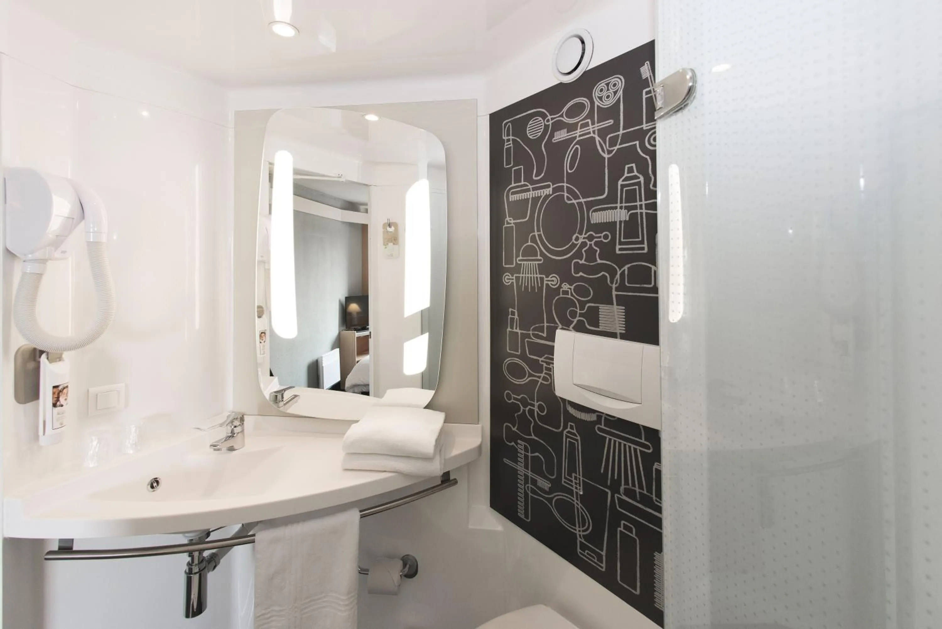 Shower in Ibis Avranches Baie du Mont-Saint-Michel