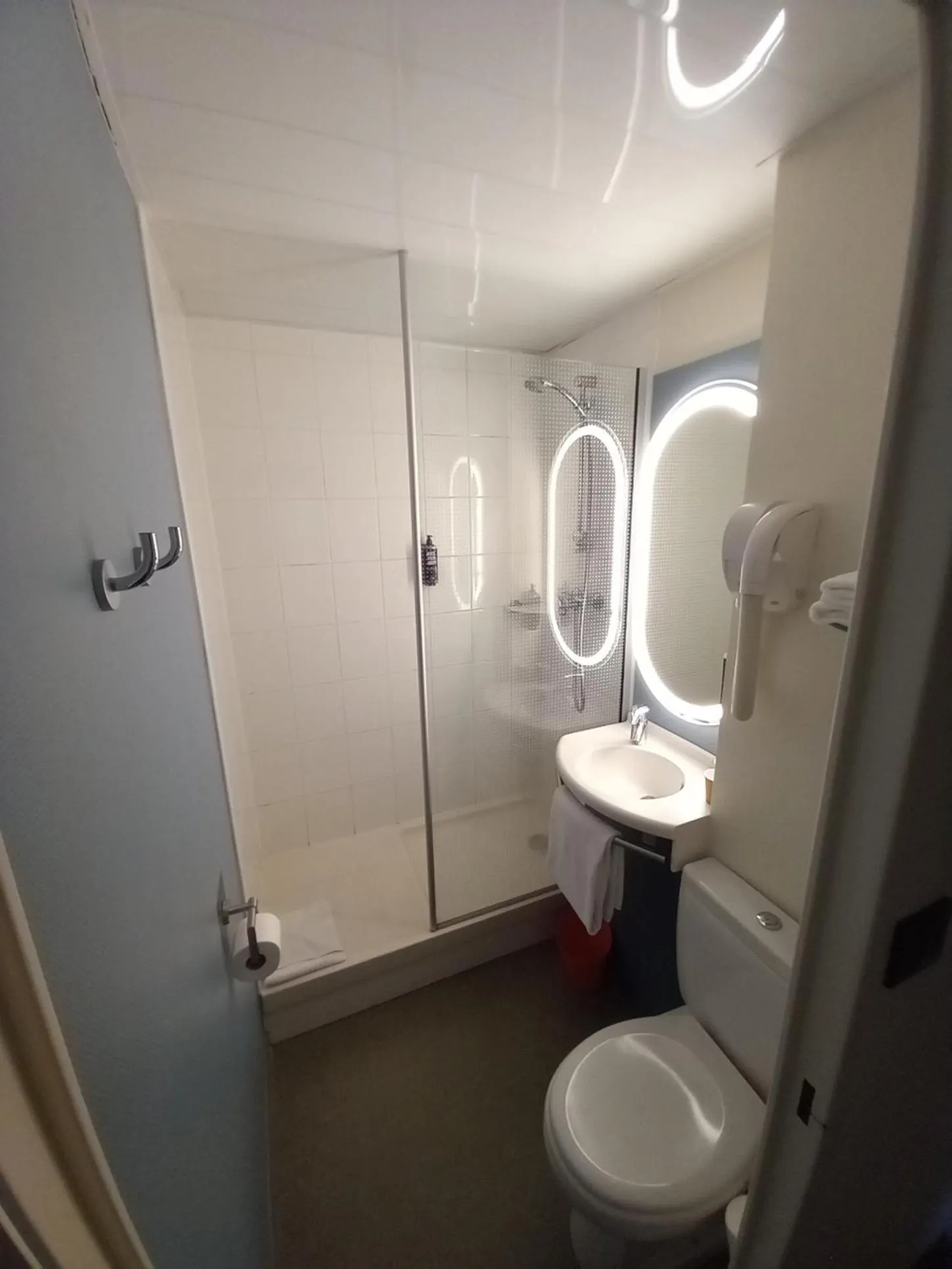 Shower in Ibis Avranches Baie du Mont-Saint-Michel