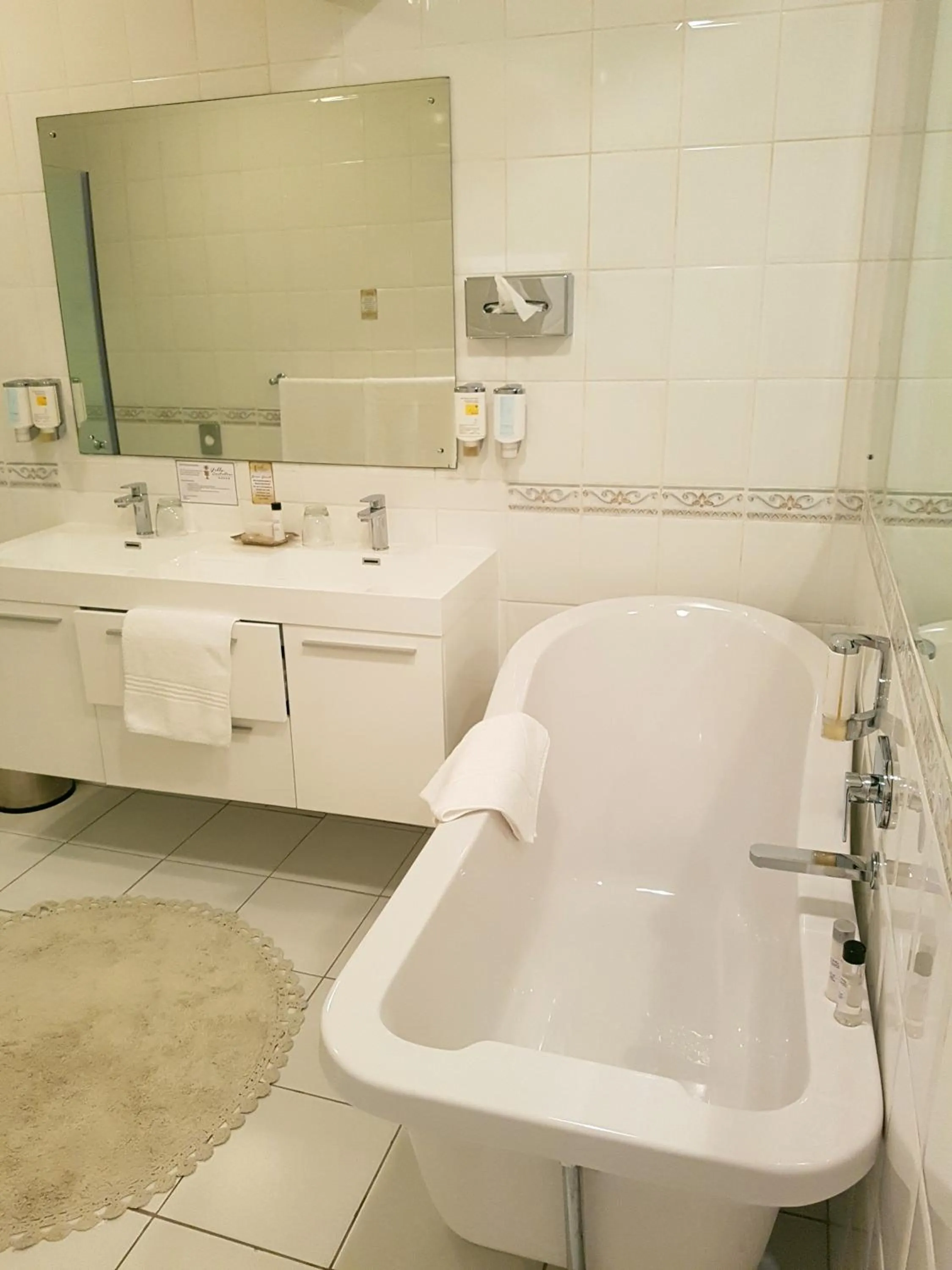 Bathroom in Villa Castollini