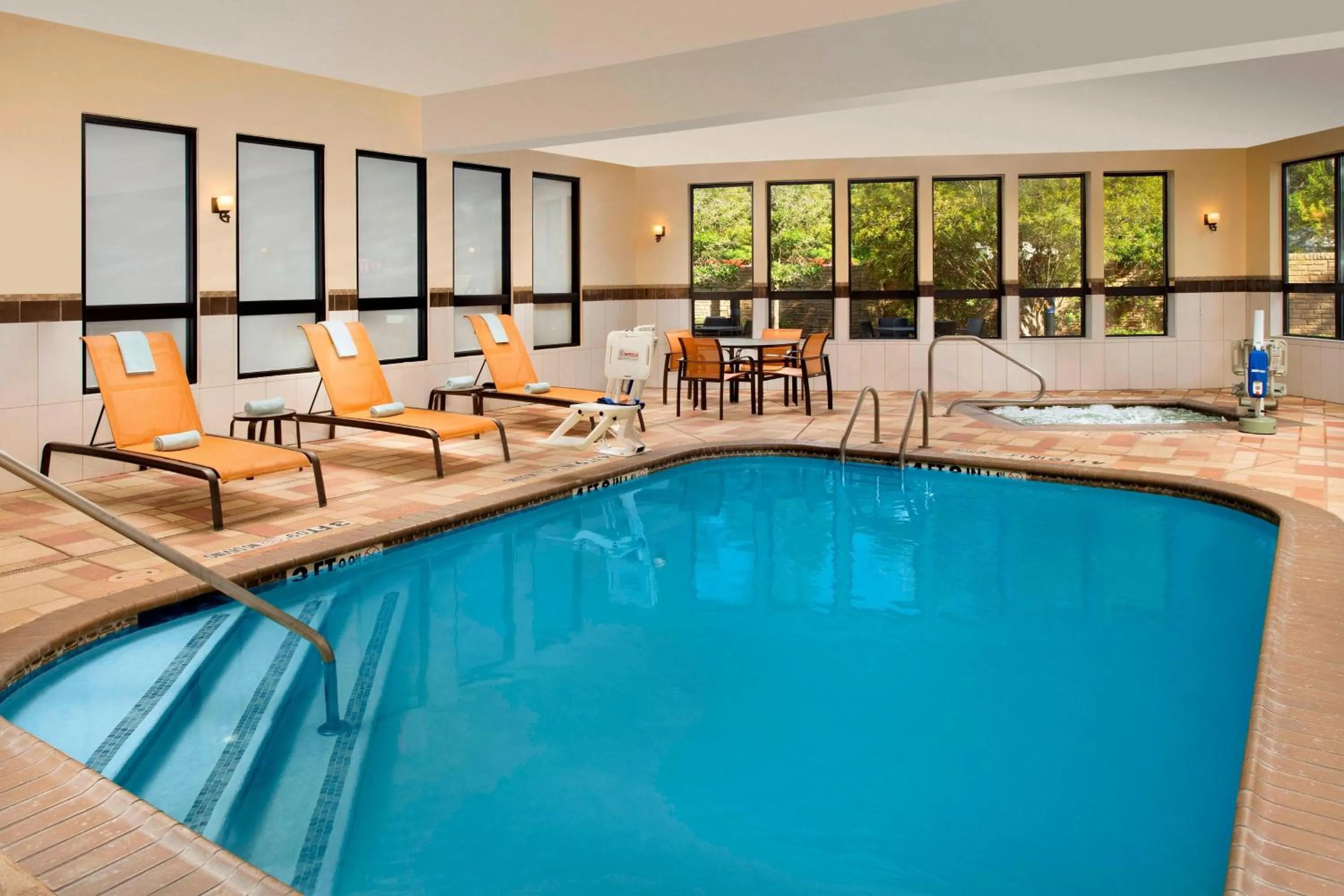 Swimming pool in Courtyard by Marriott Lufkin