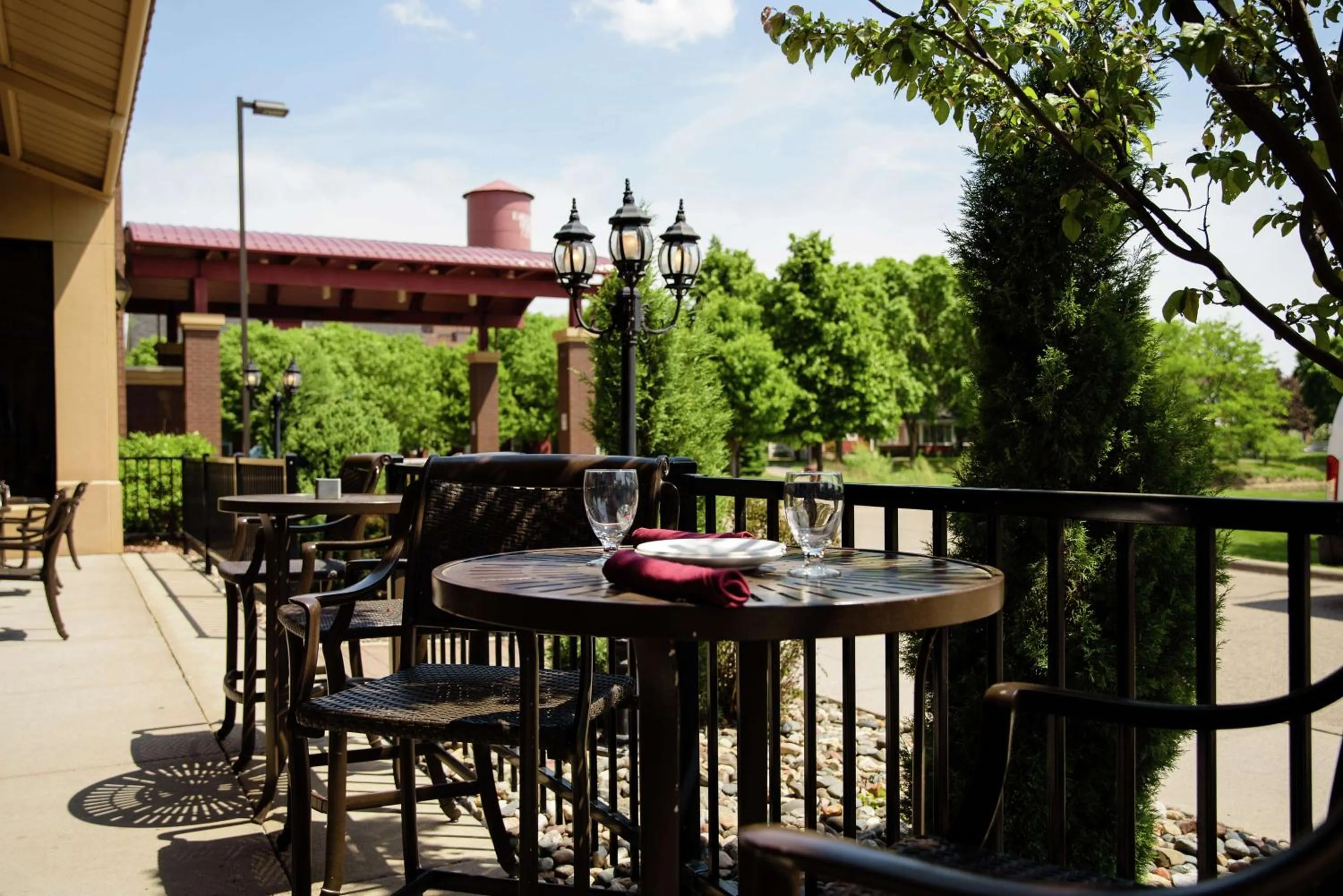 Dining area in Embassy Suites by Hilton Minneapolis North