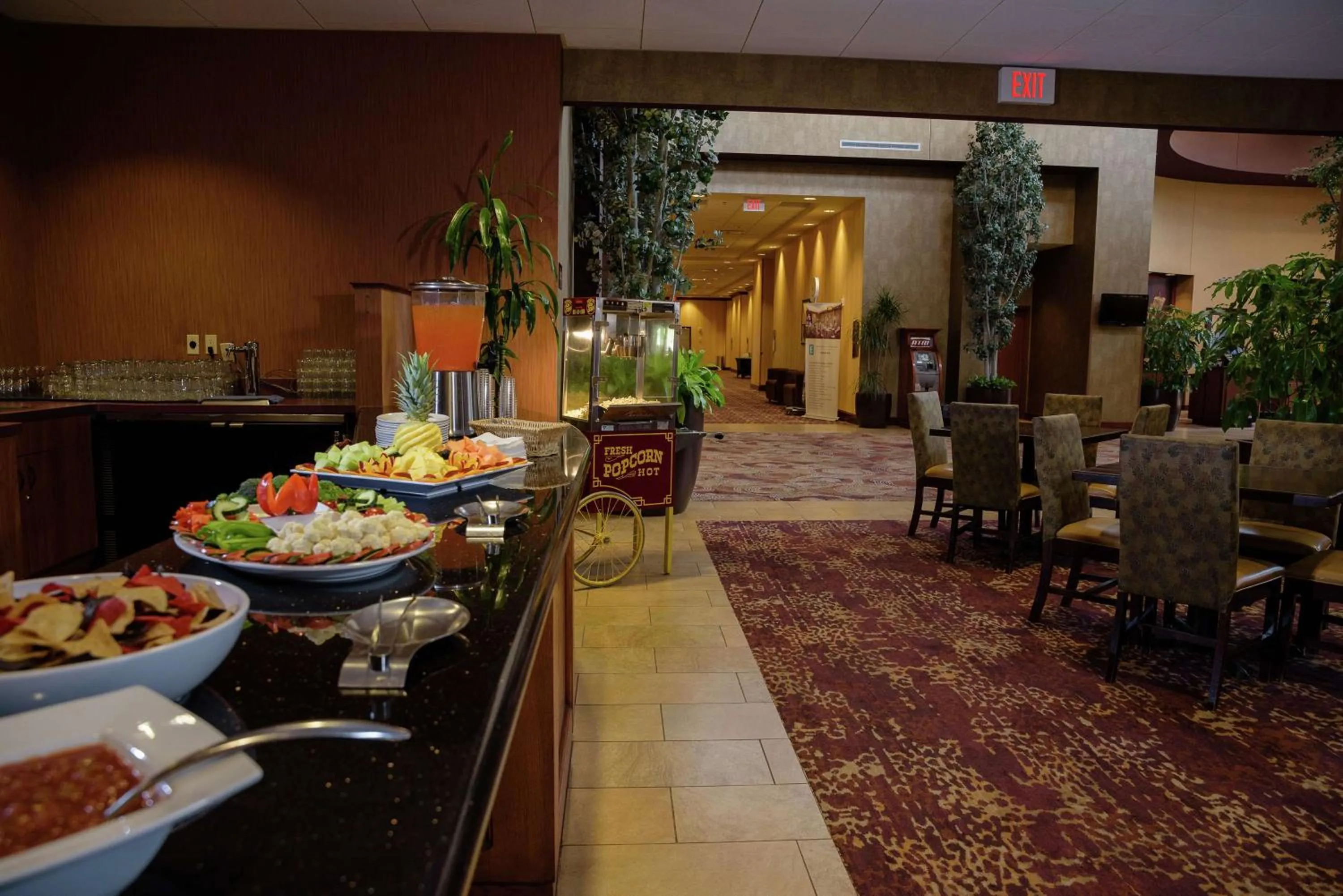Restaurant/places to eat in Embassy Suites by Hilton Minneapolis North
