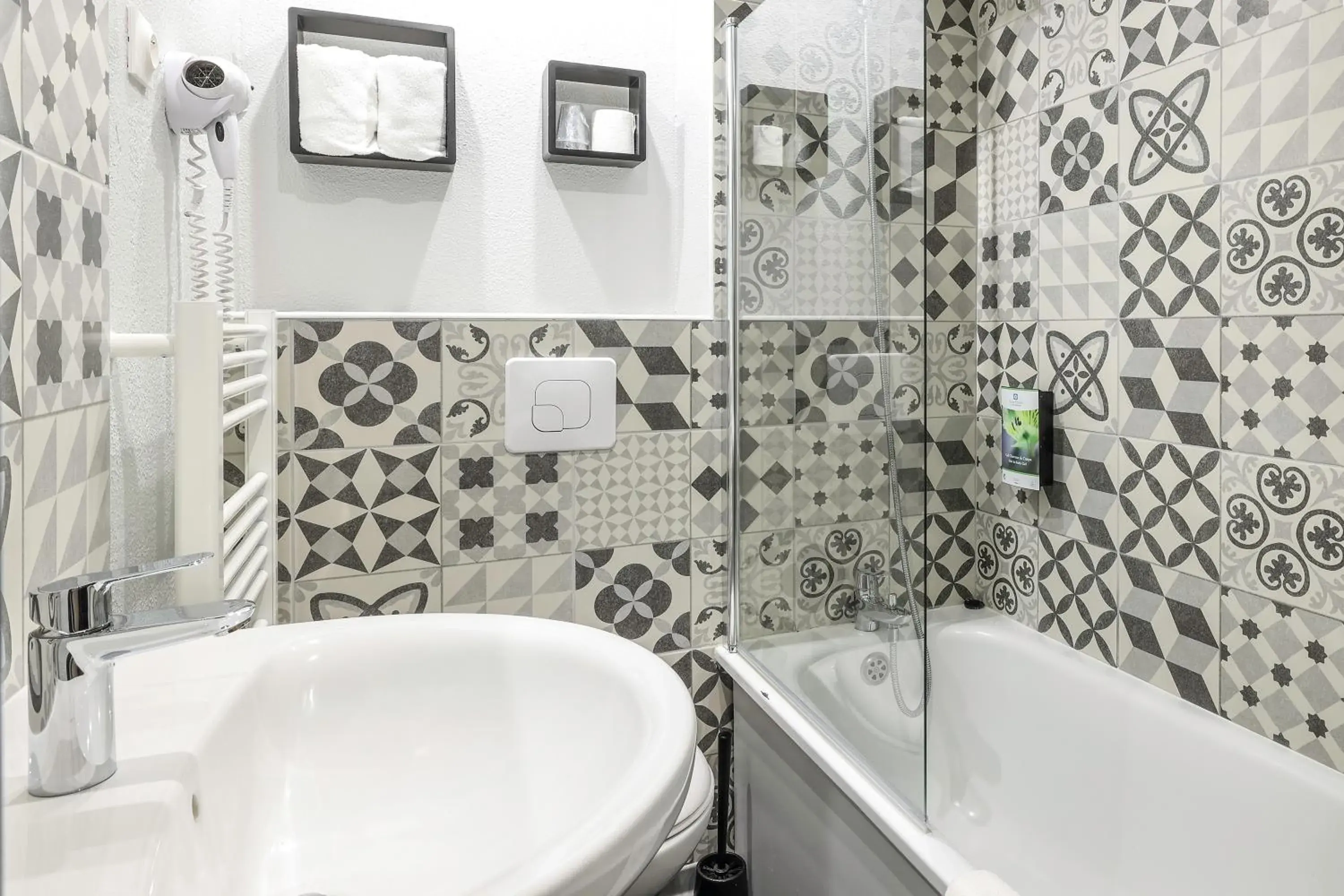 Standard Queen Room in Sure Hotel by Best Western Calais Coquelles Tunnel s/ Manche Standard Queen Room in Sure Hotel by Best Western Calais Coquelles Tunnel s/ Manche