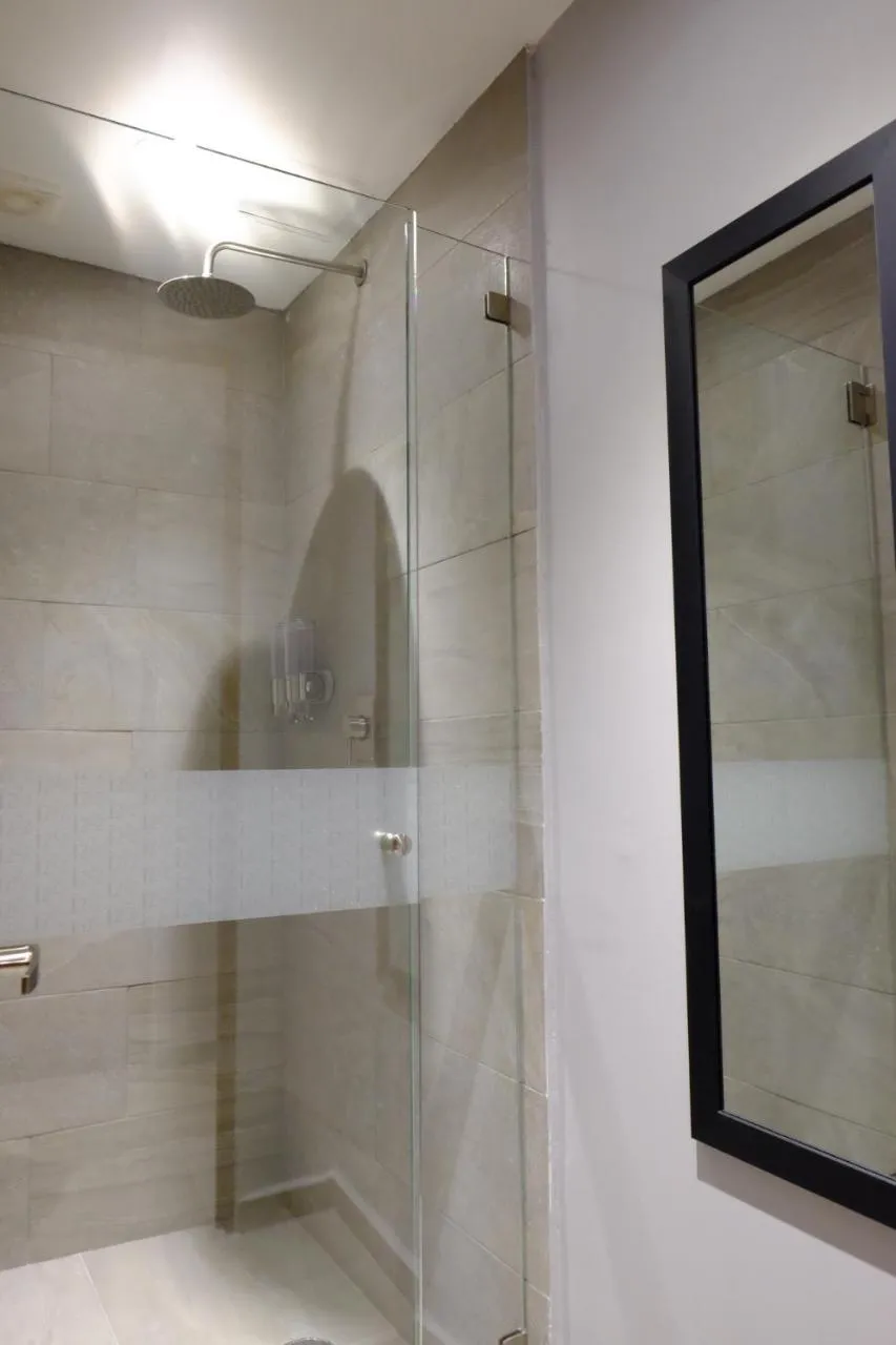 Shower in Izzzleep Aeropuerto Terminal 1