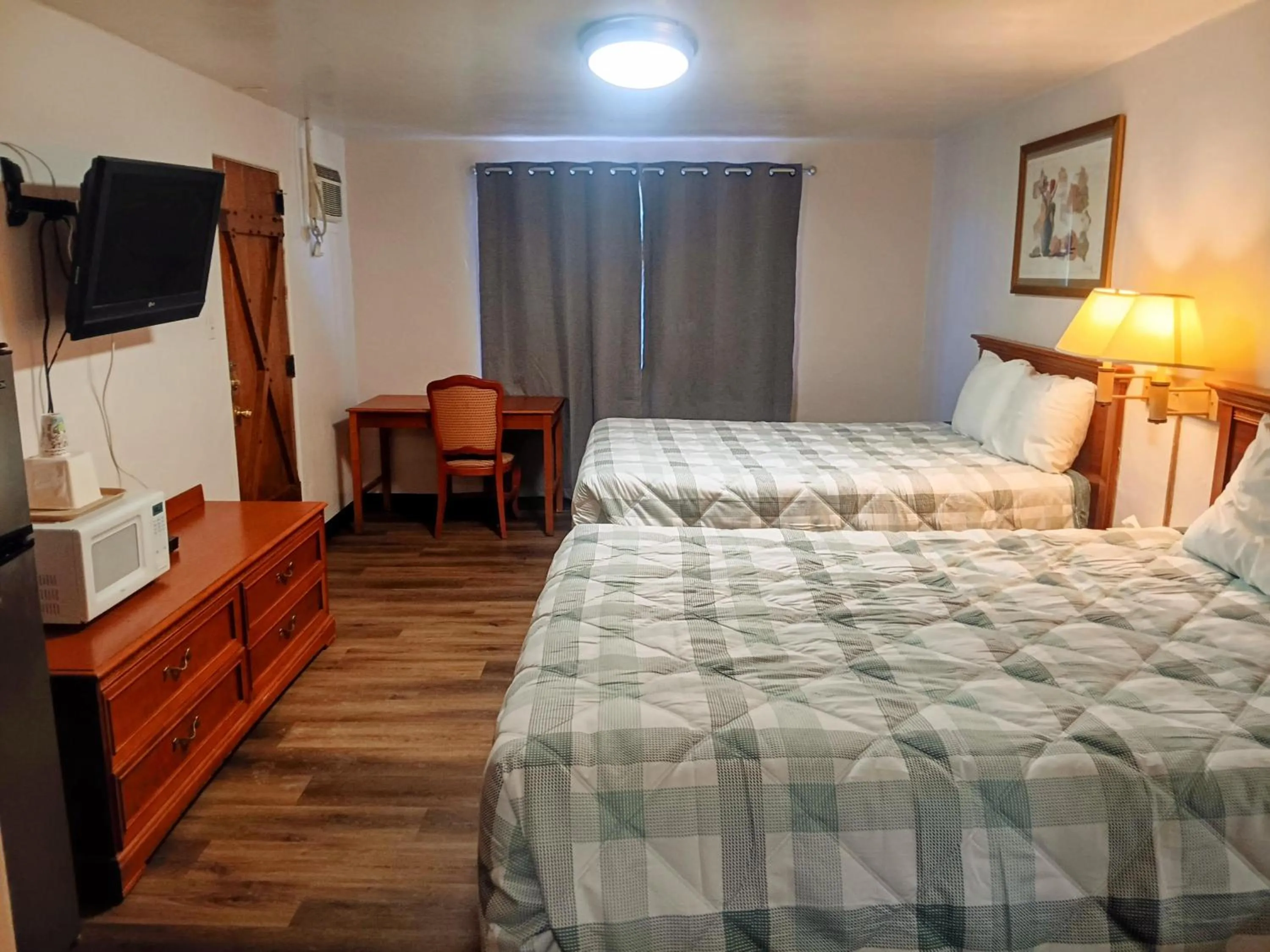 Bedroom, Bed in Sands Motel