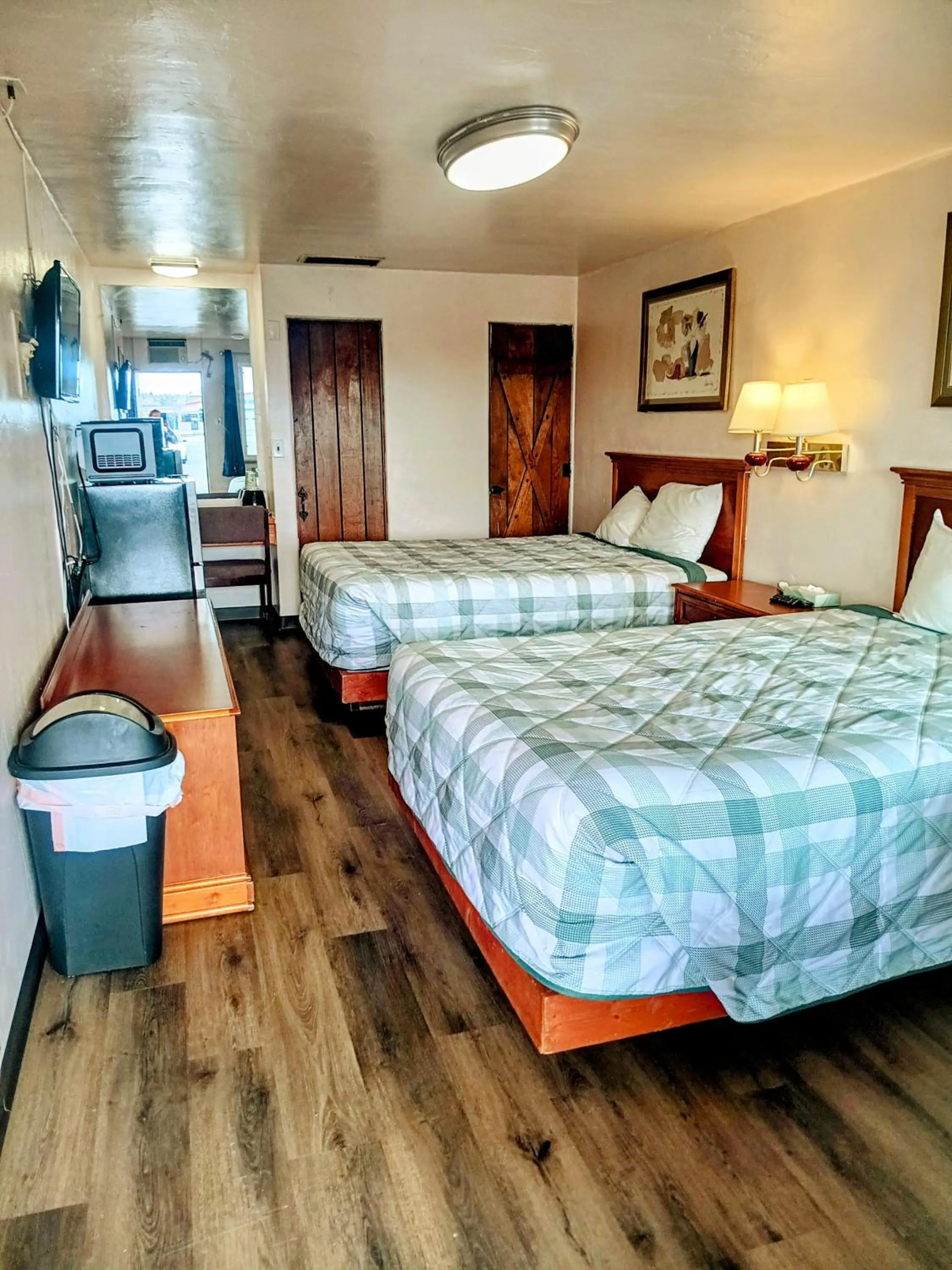 Photo of the whole room, Bed in Sands Motel