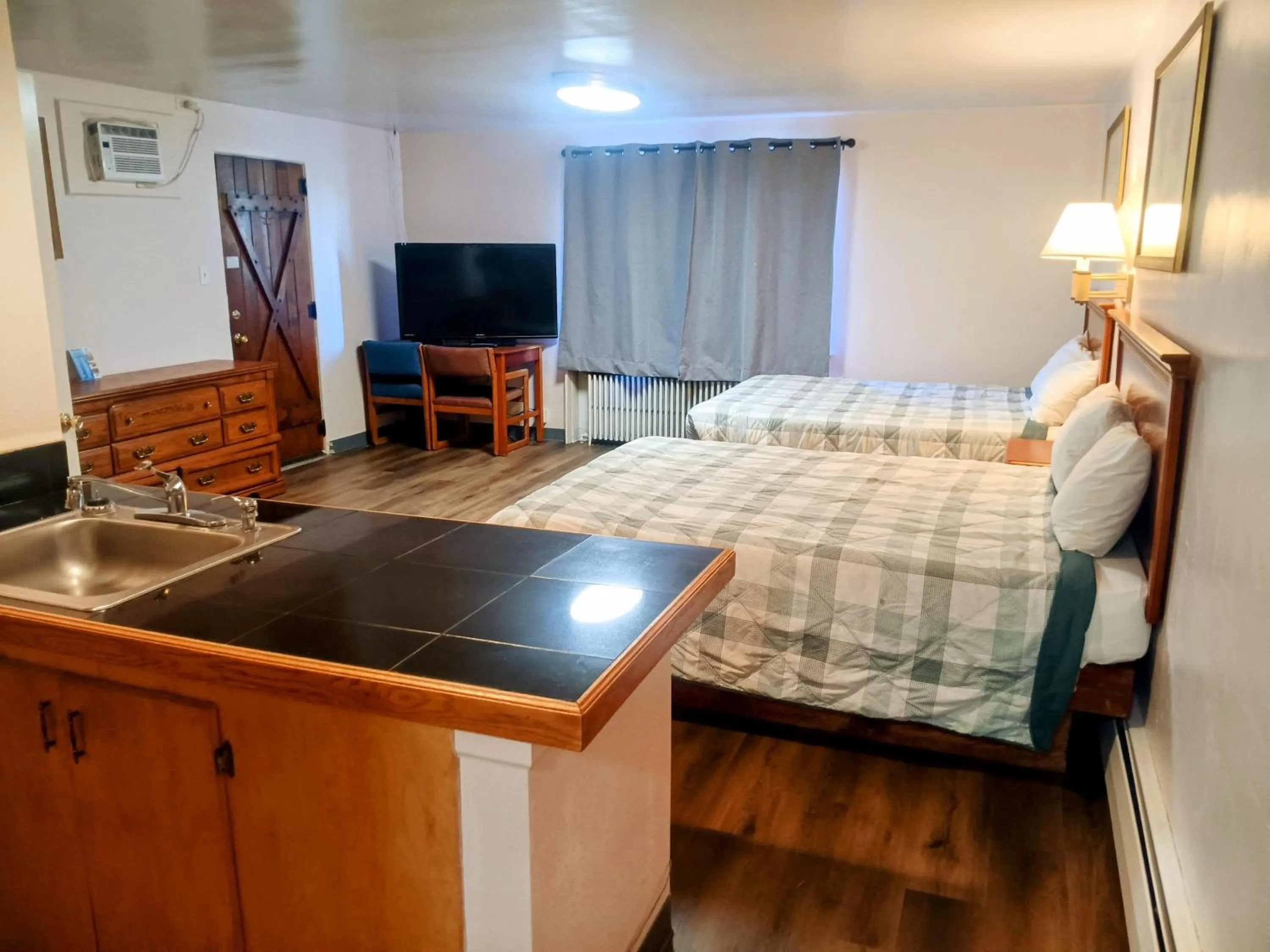 Kitchen or kitchenette, Bed in Sands Motel