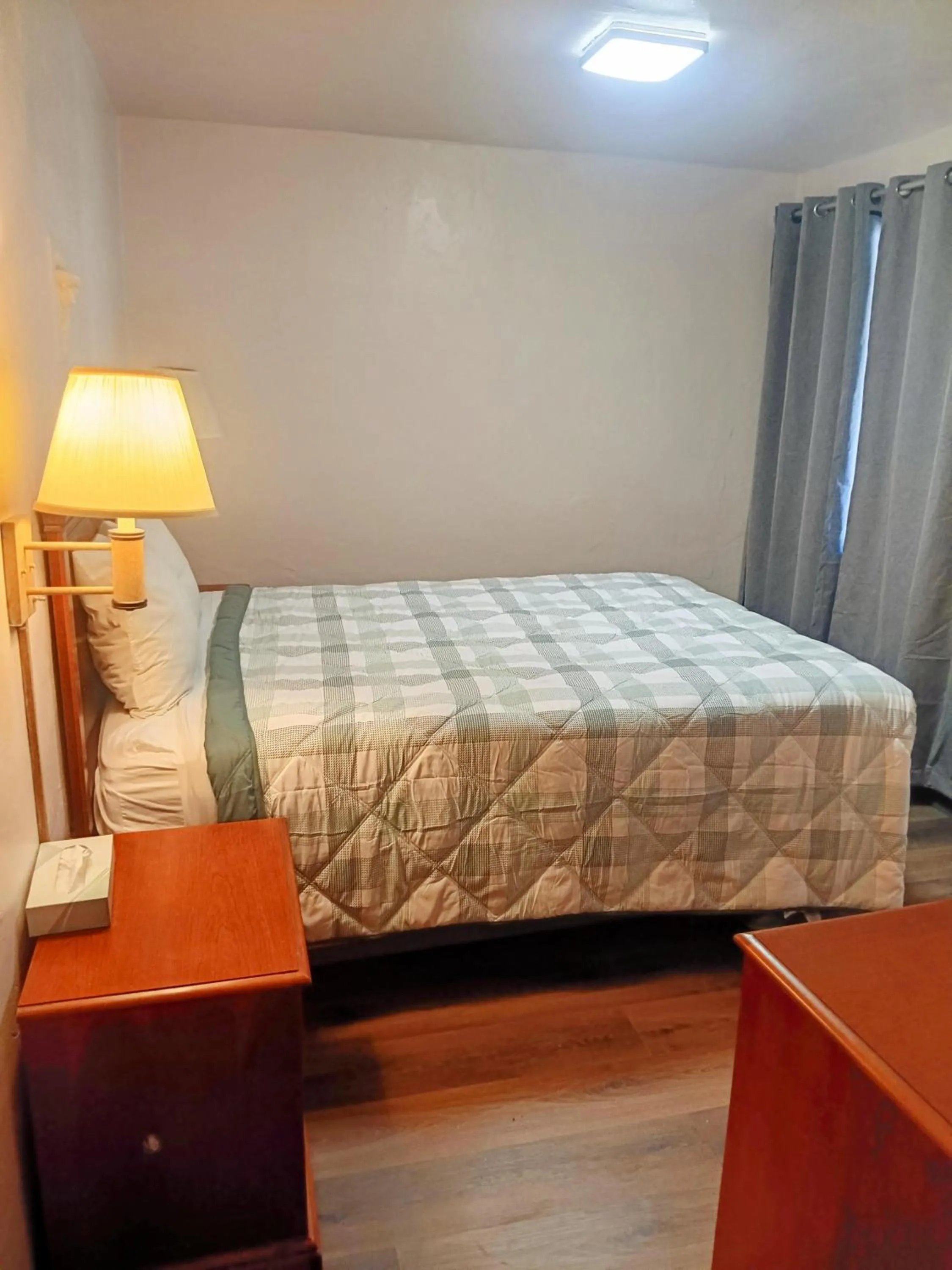 Bedroom, Bed in Sands Motel