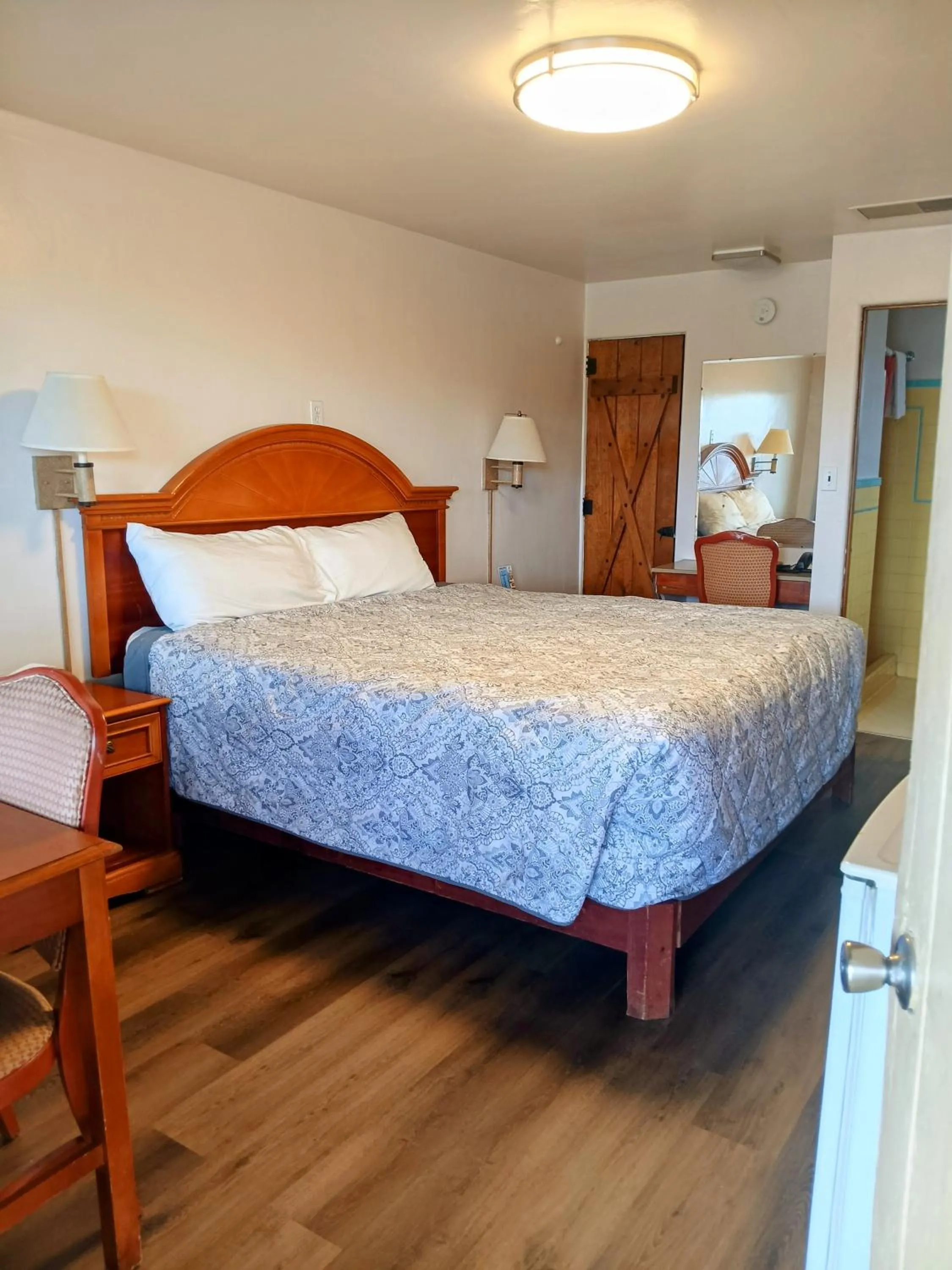 Photo of the whole room, Bed in Sands Motel