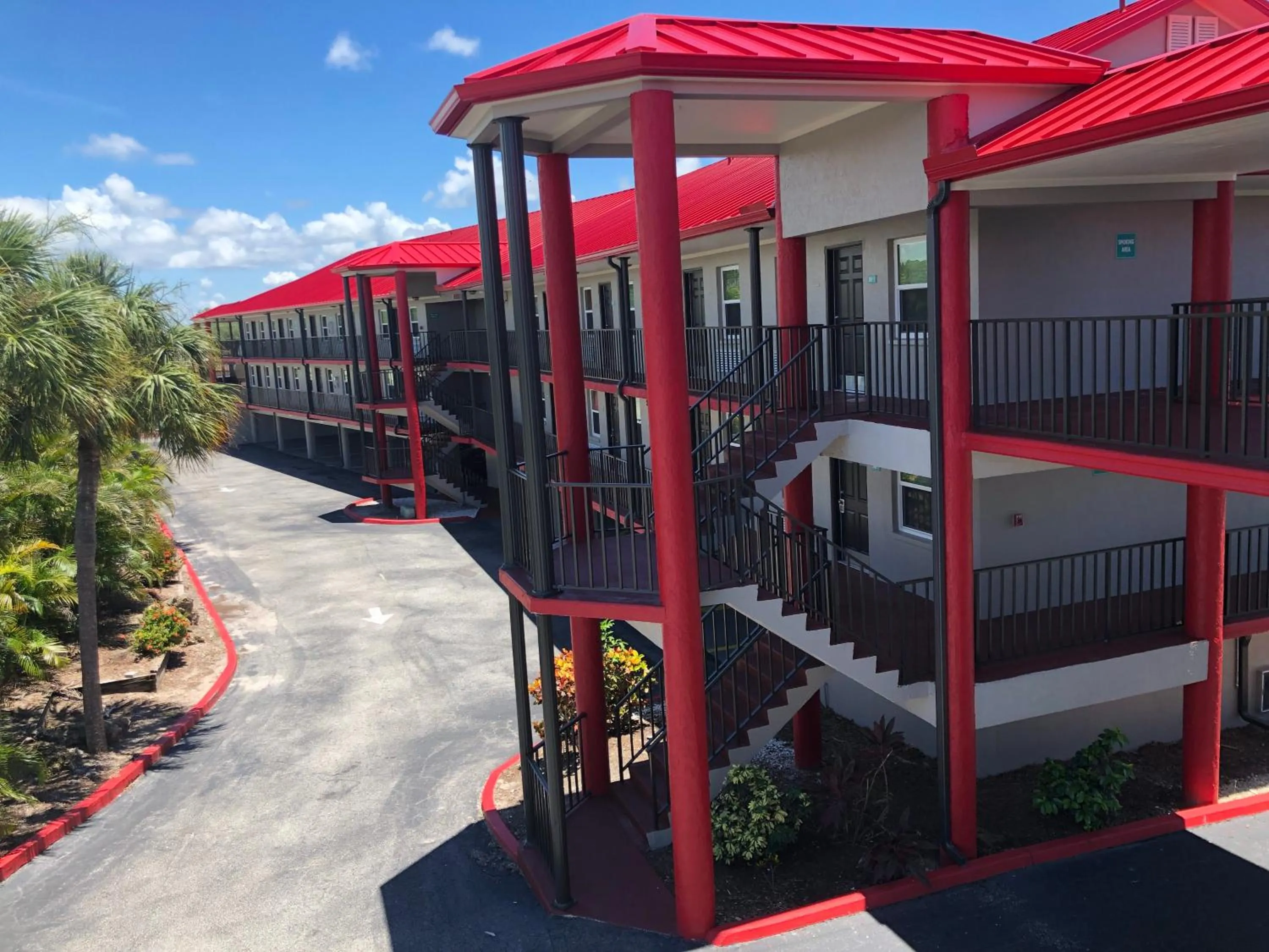 Property building in Sun Coast Inn