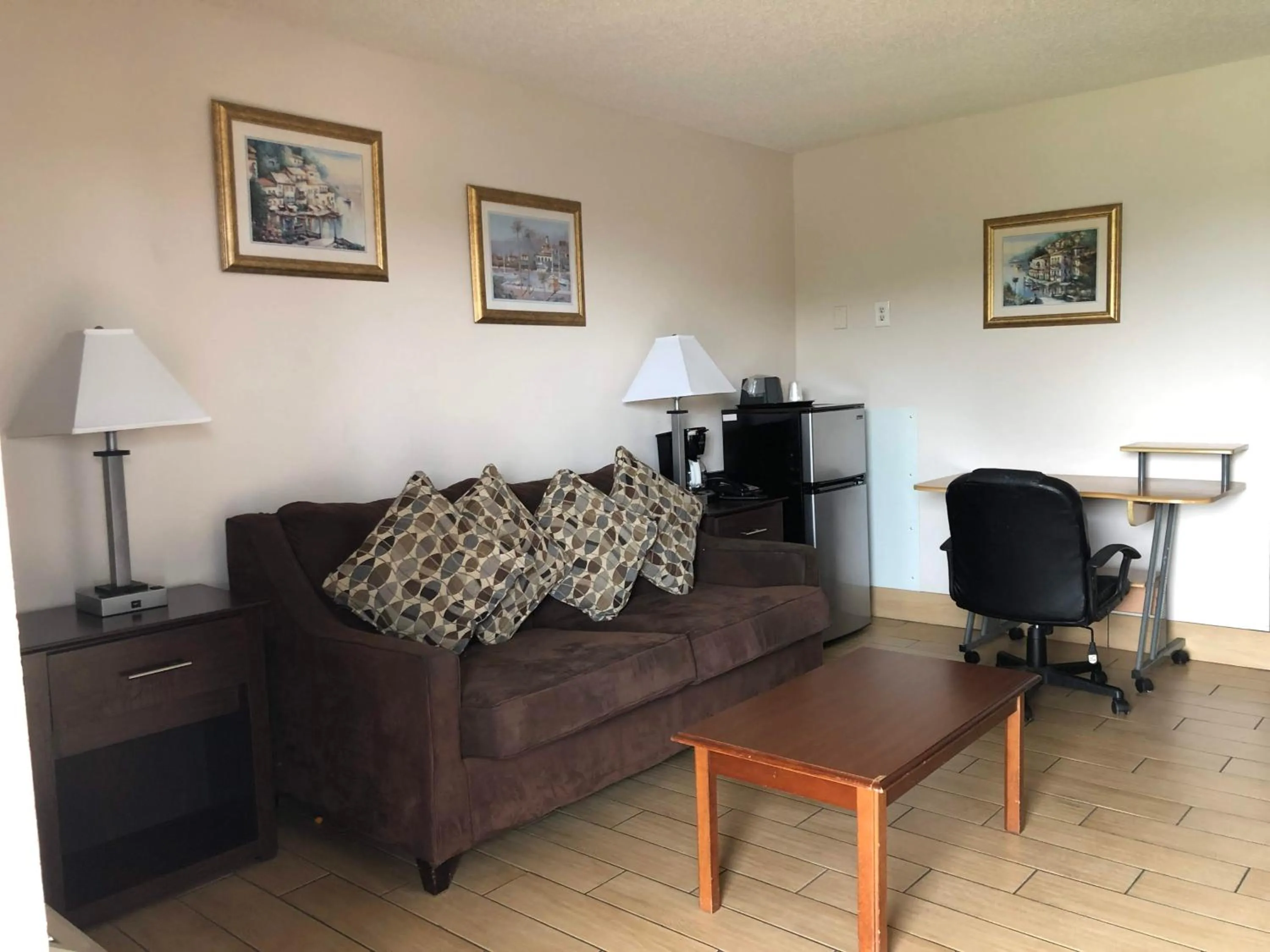 Living room in Sun Coast Inn