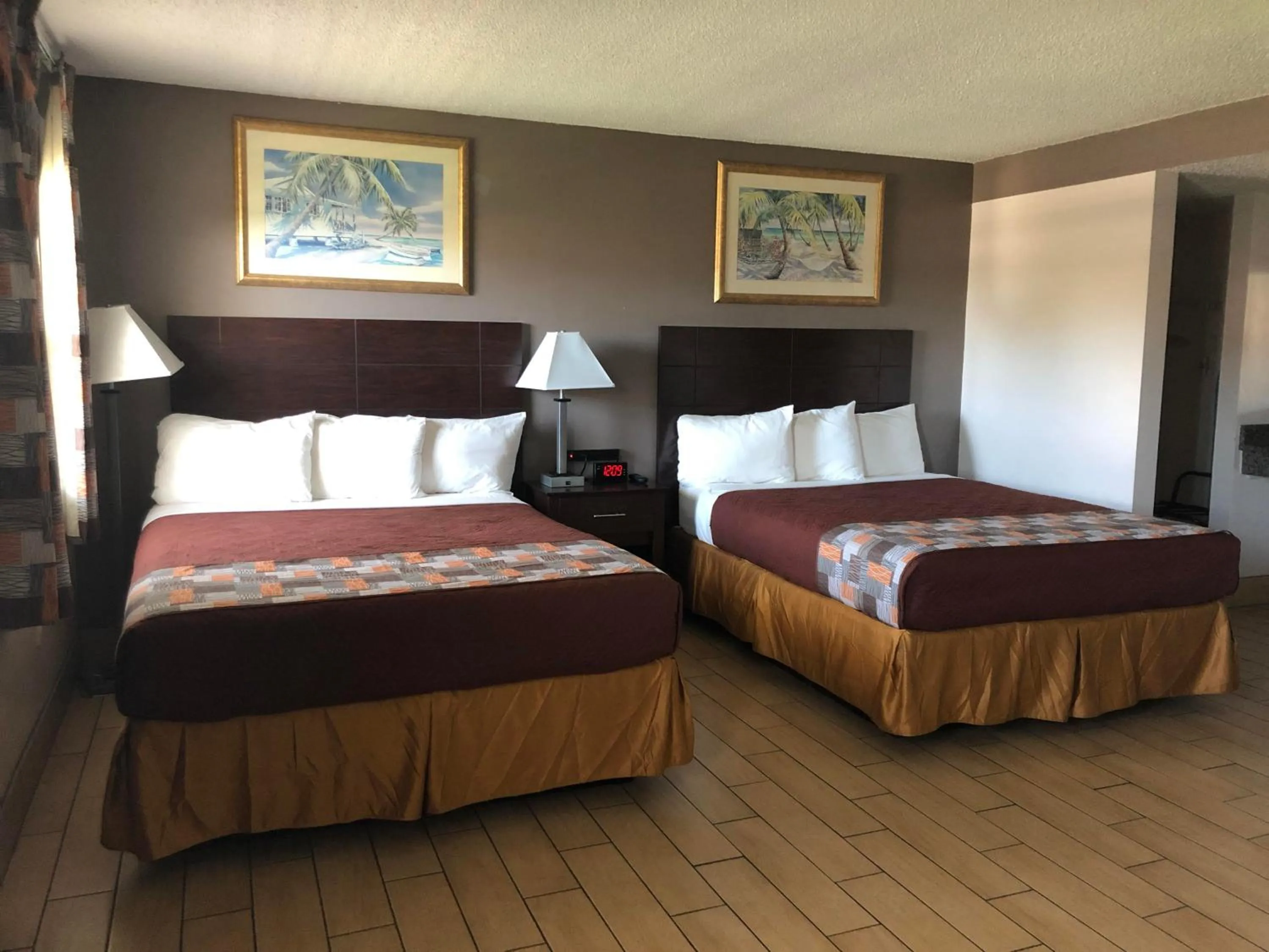 Bedroom, Bed in Sun Coast Inn