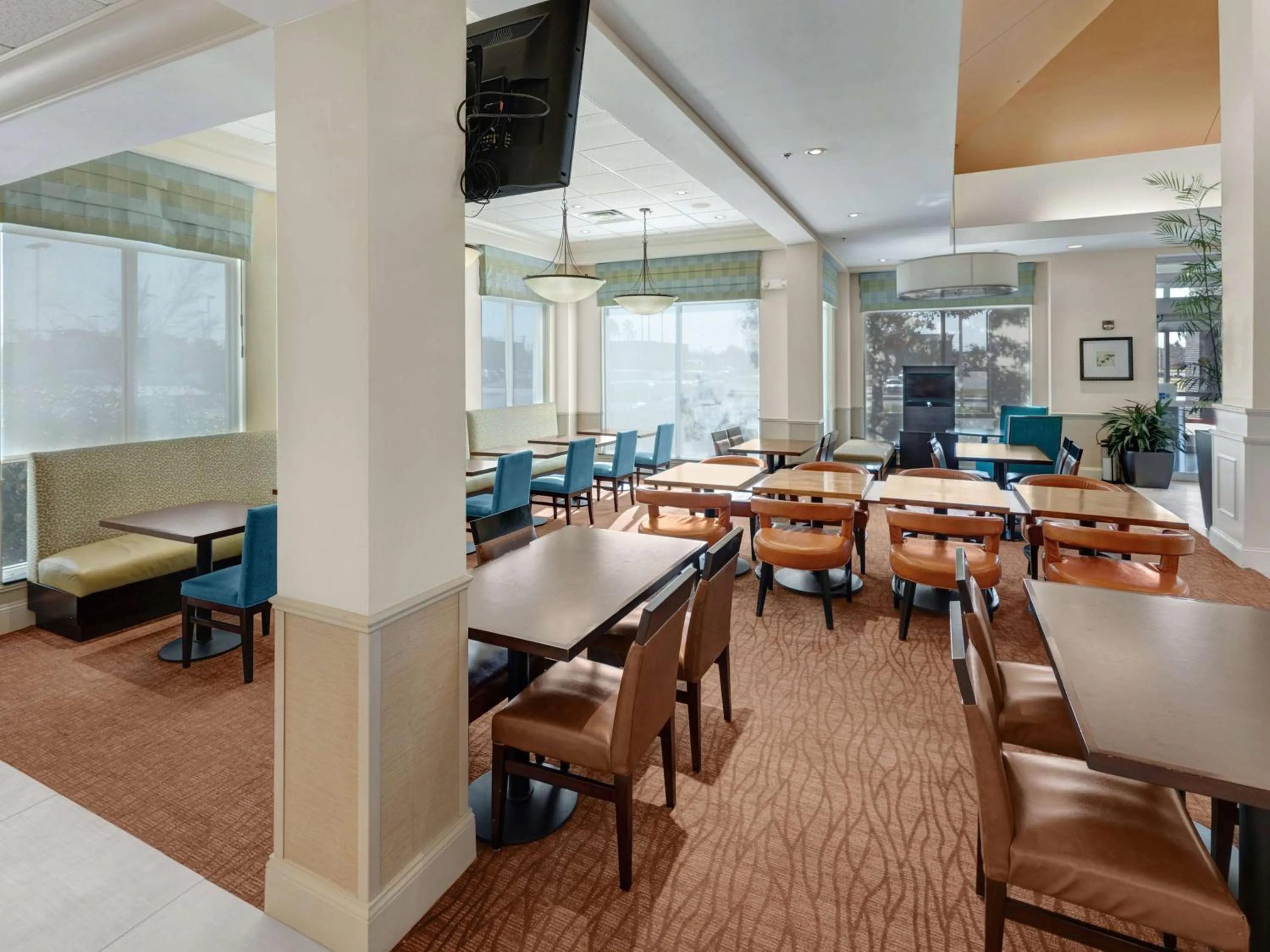 Lounge or bar in Hilton Garden Inn Oklahoma City North Quail Springs