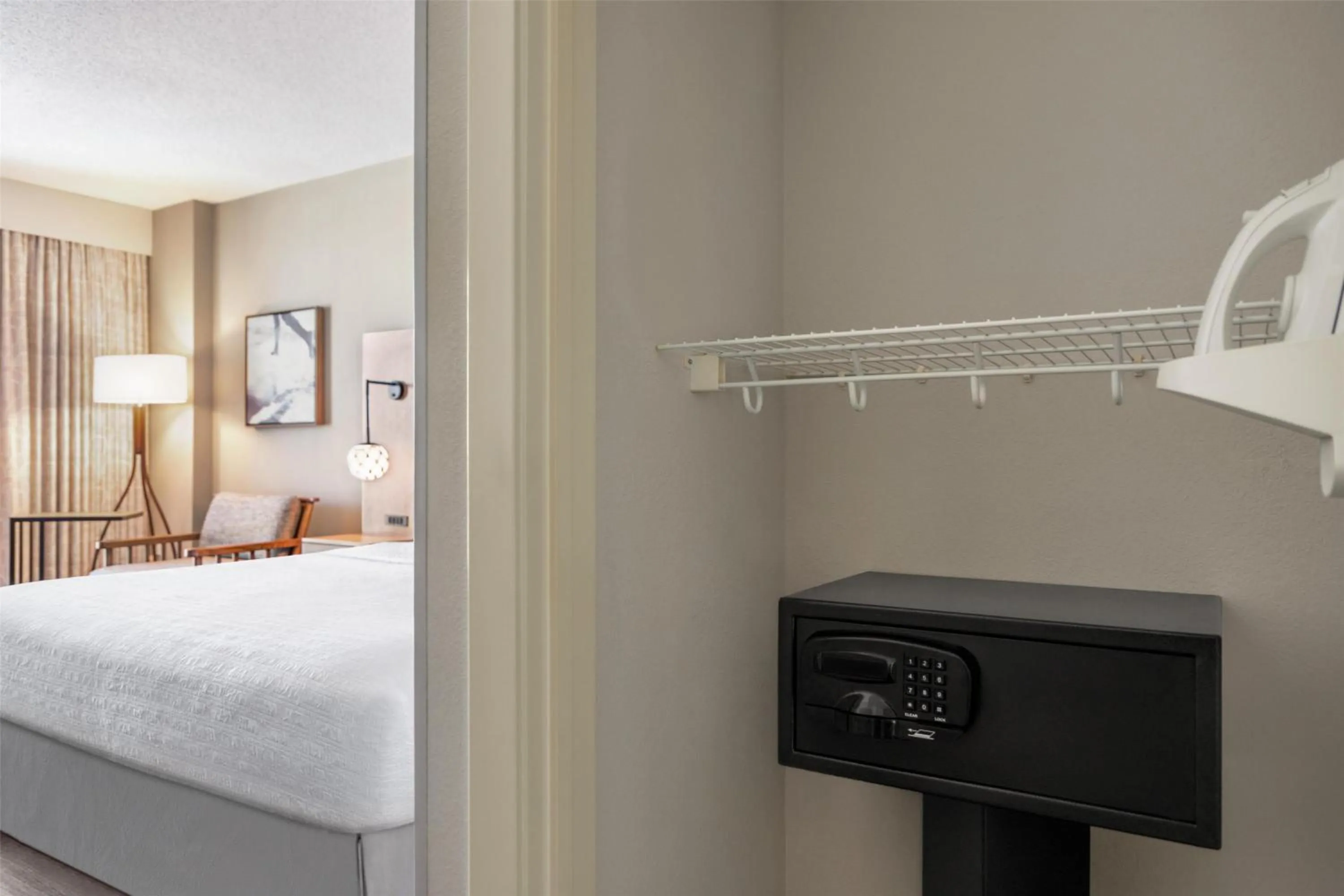 Living room, Bed in Hampton Inn Virginia Beach-Oceanfront South