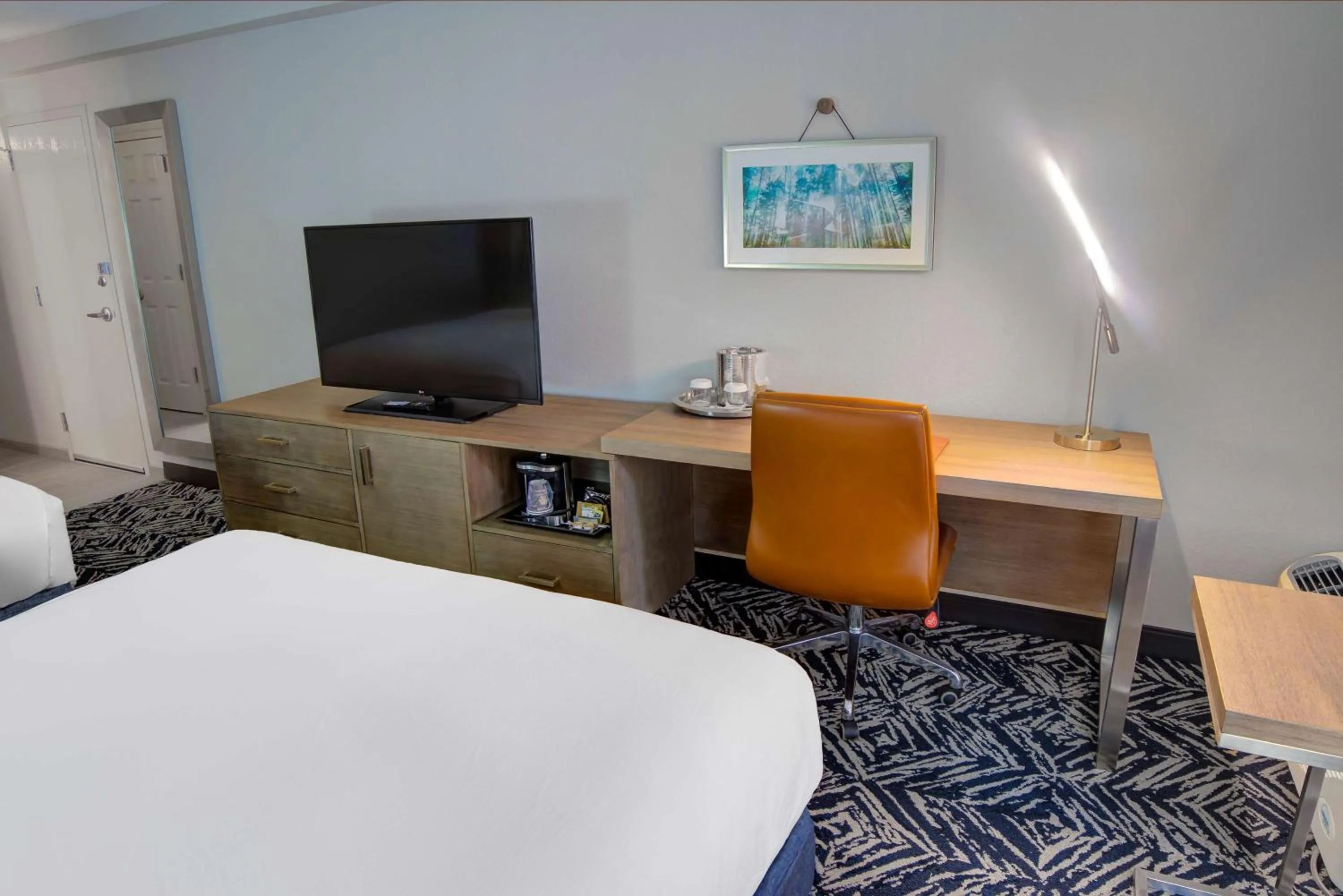 Bed in Doubletree by Hilton Harrisonburg