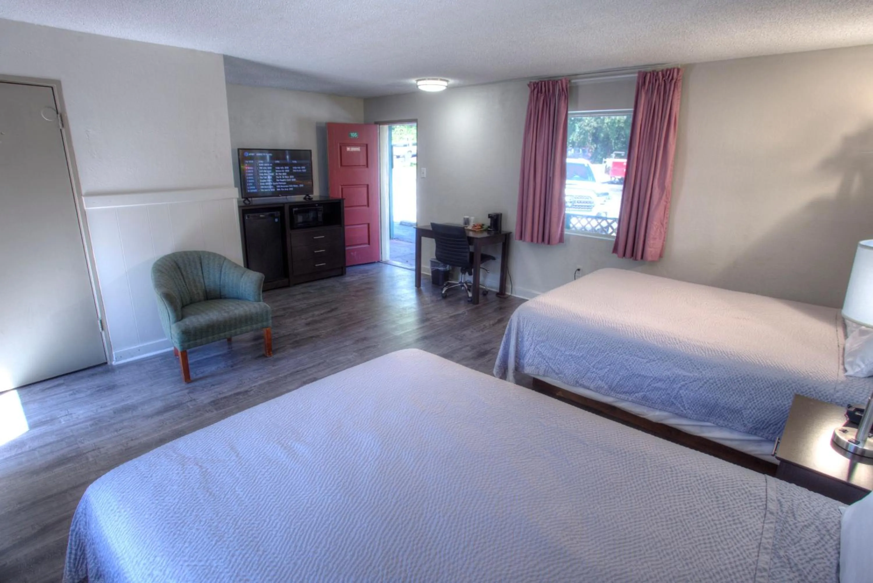 Double Room with Two Double Beds - Smoking in Hofbrau Riverfront Hotel