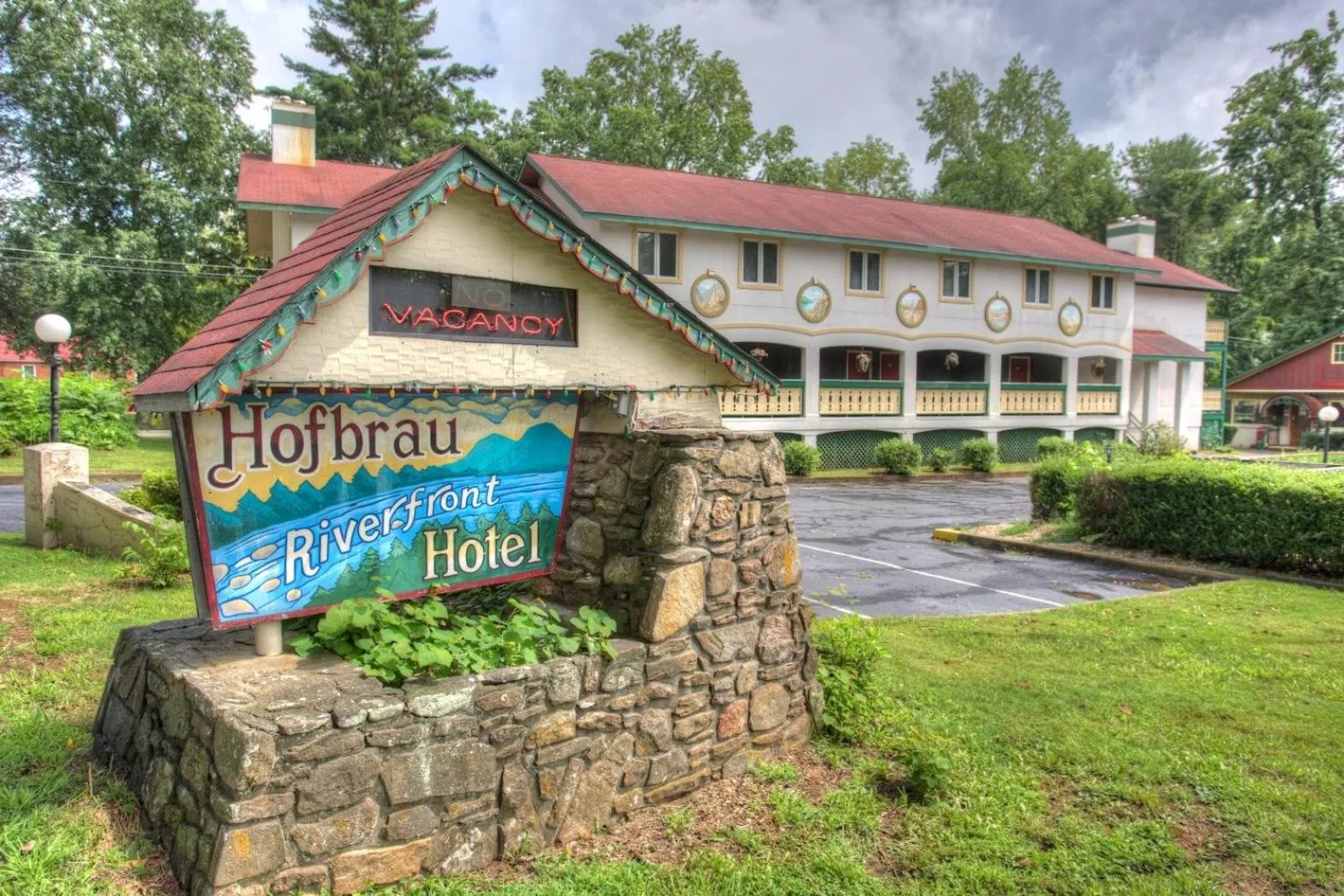 Facade/entrance in Hofbrau Riverfront Hotel