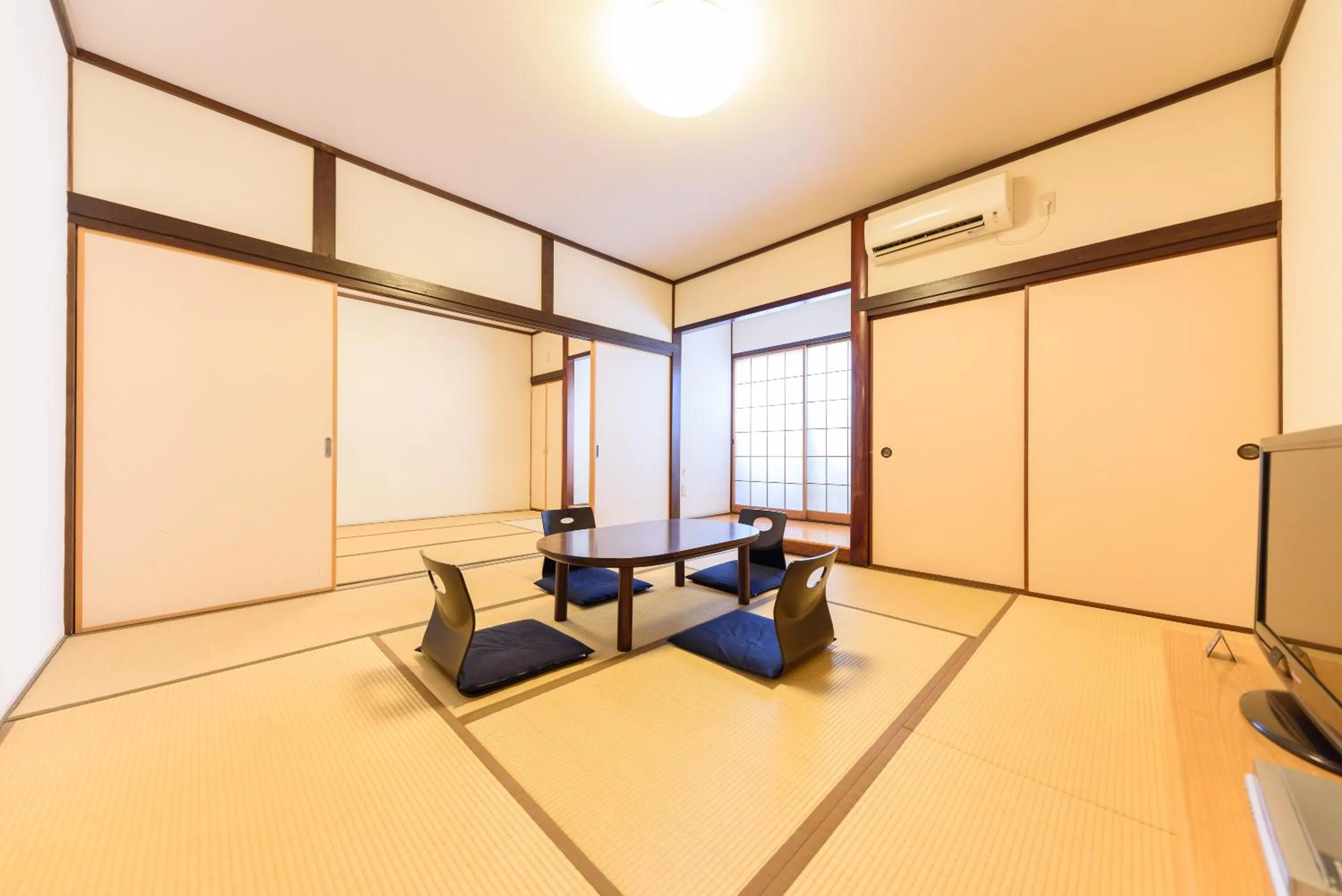Photo of the whole room in Yufuin Iyotomi