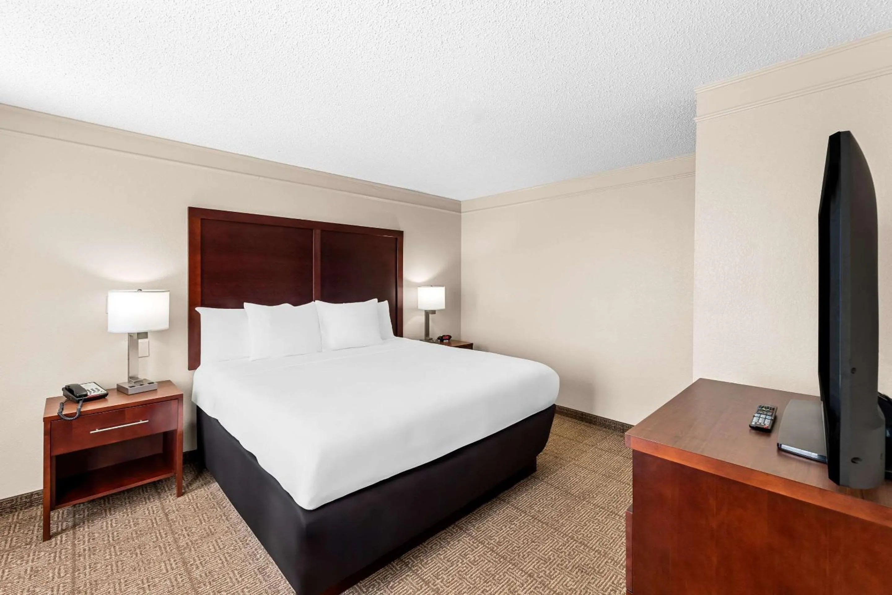 Bedroom, Bed in Comfort Inn & Suites Heath - Newark South