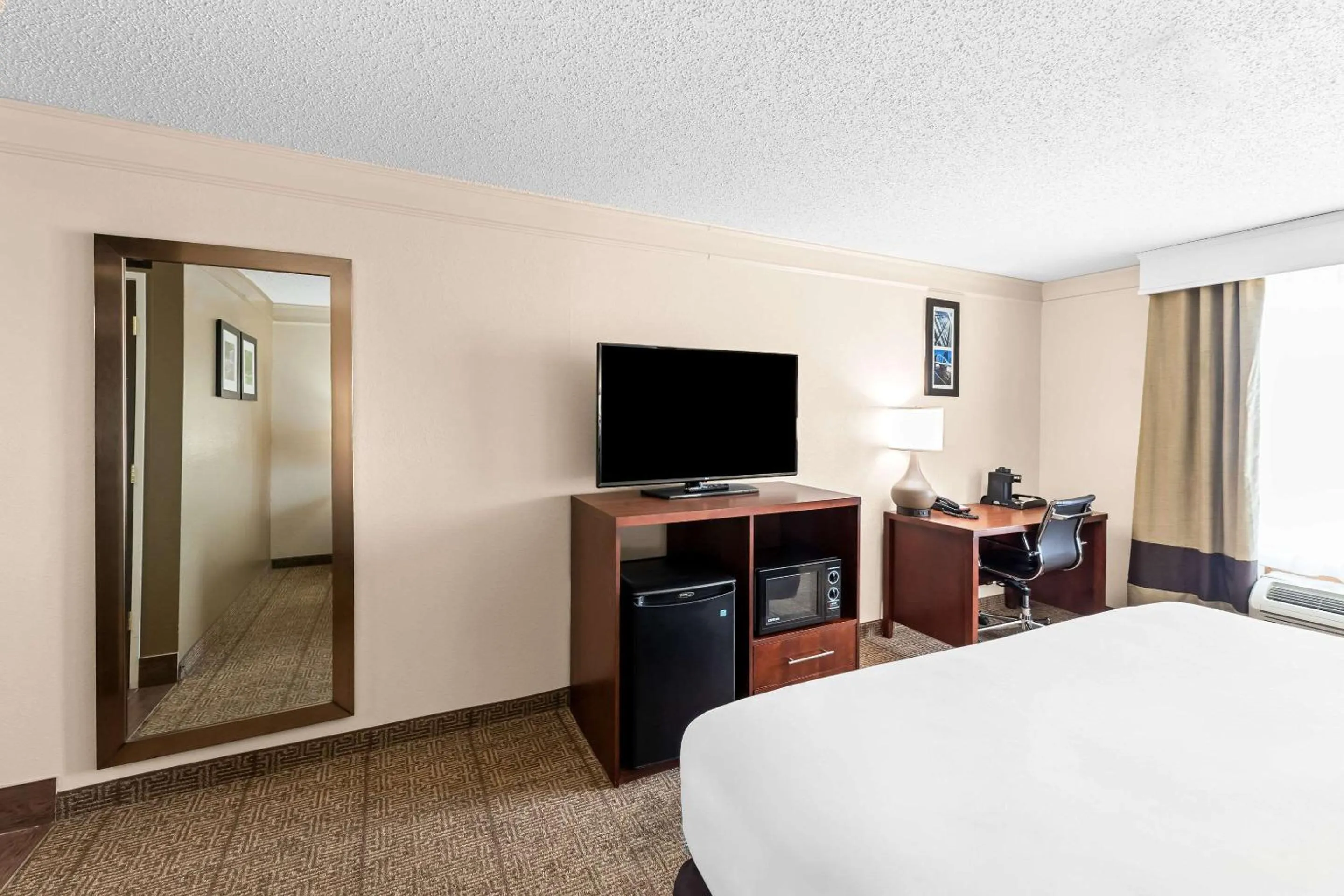 Bedroom, Bed in Comfort Inn & Suites Heath - Newark South