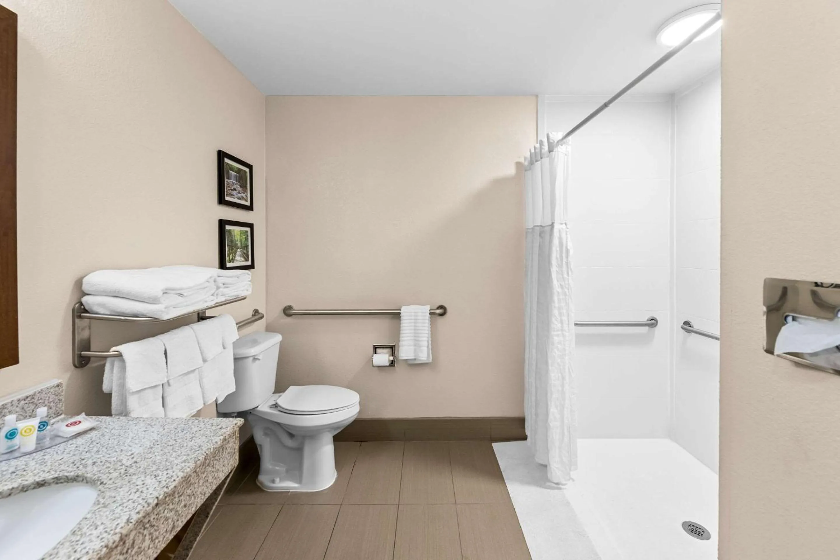 Bedroom in Comfort Inn & Suites Heath - Newark South