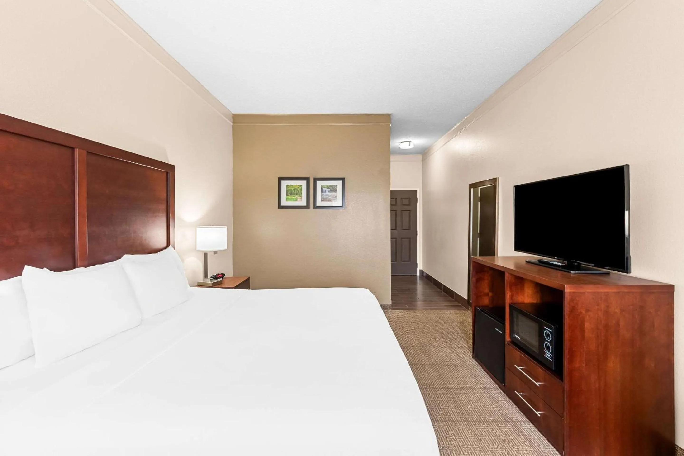 Bedroom, Bed in Comfort Inn & Suites Heath - Newark South