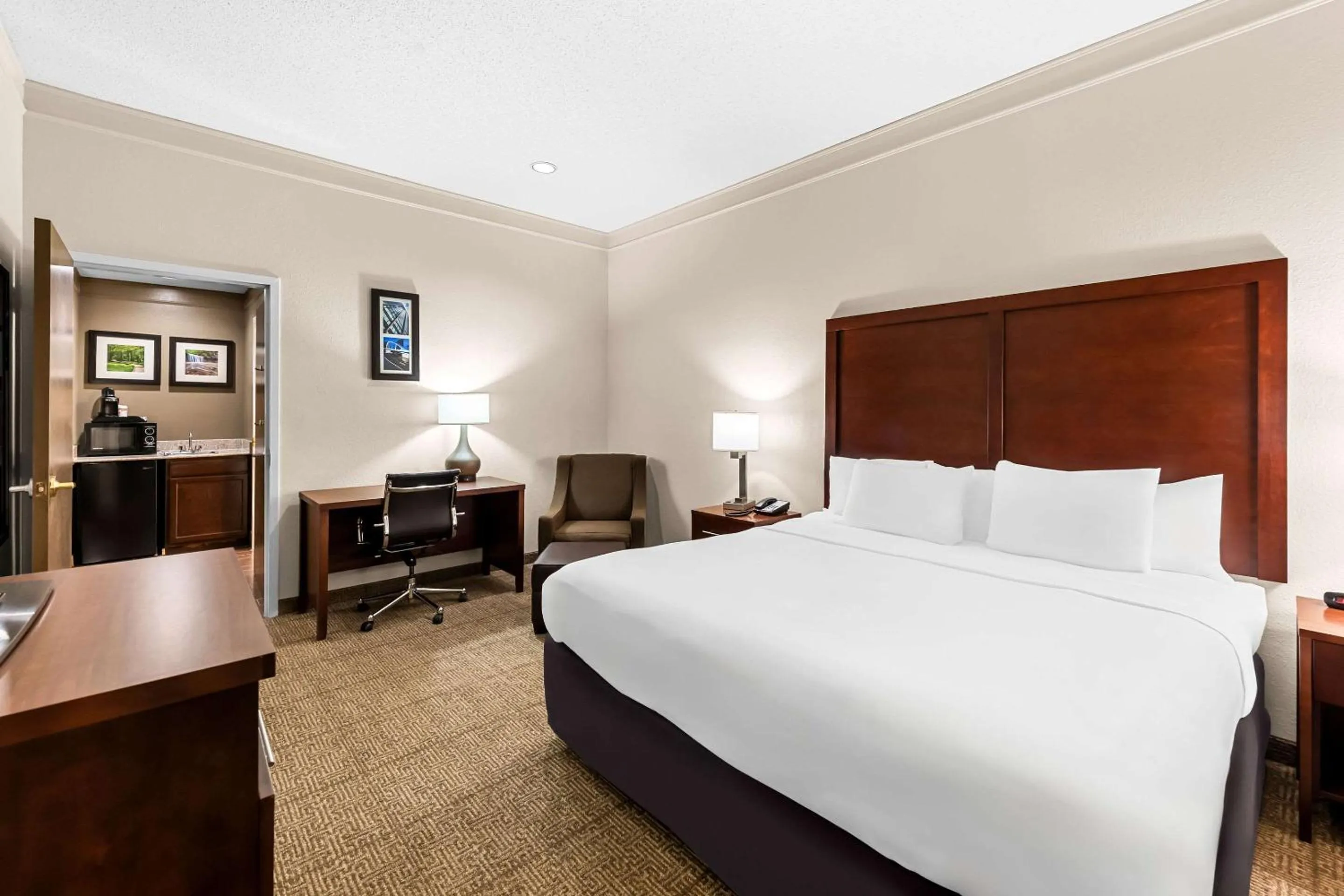 Bedroom, Bed in Comfort Inn & Suites Heath - Newark South