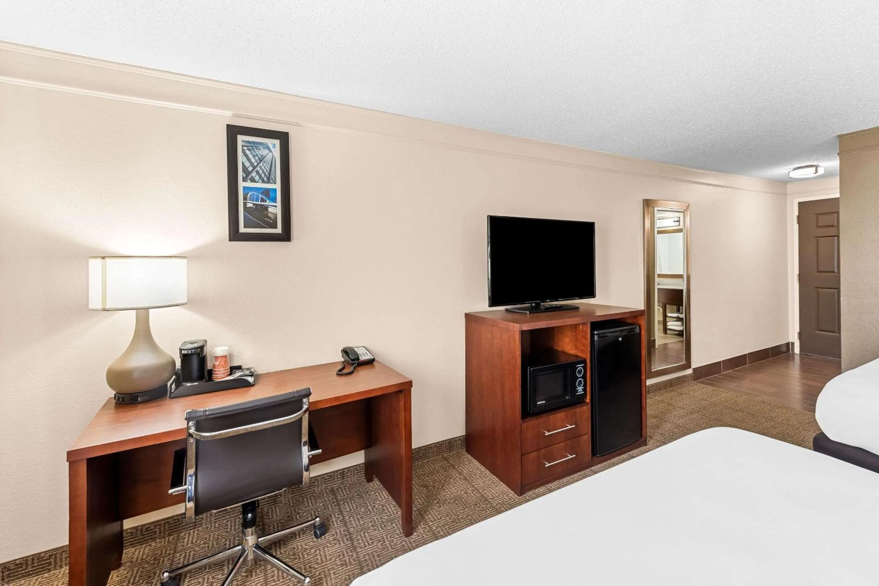 Bedroom, Bed in Comfort Inn & Suites Heath - Newark South