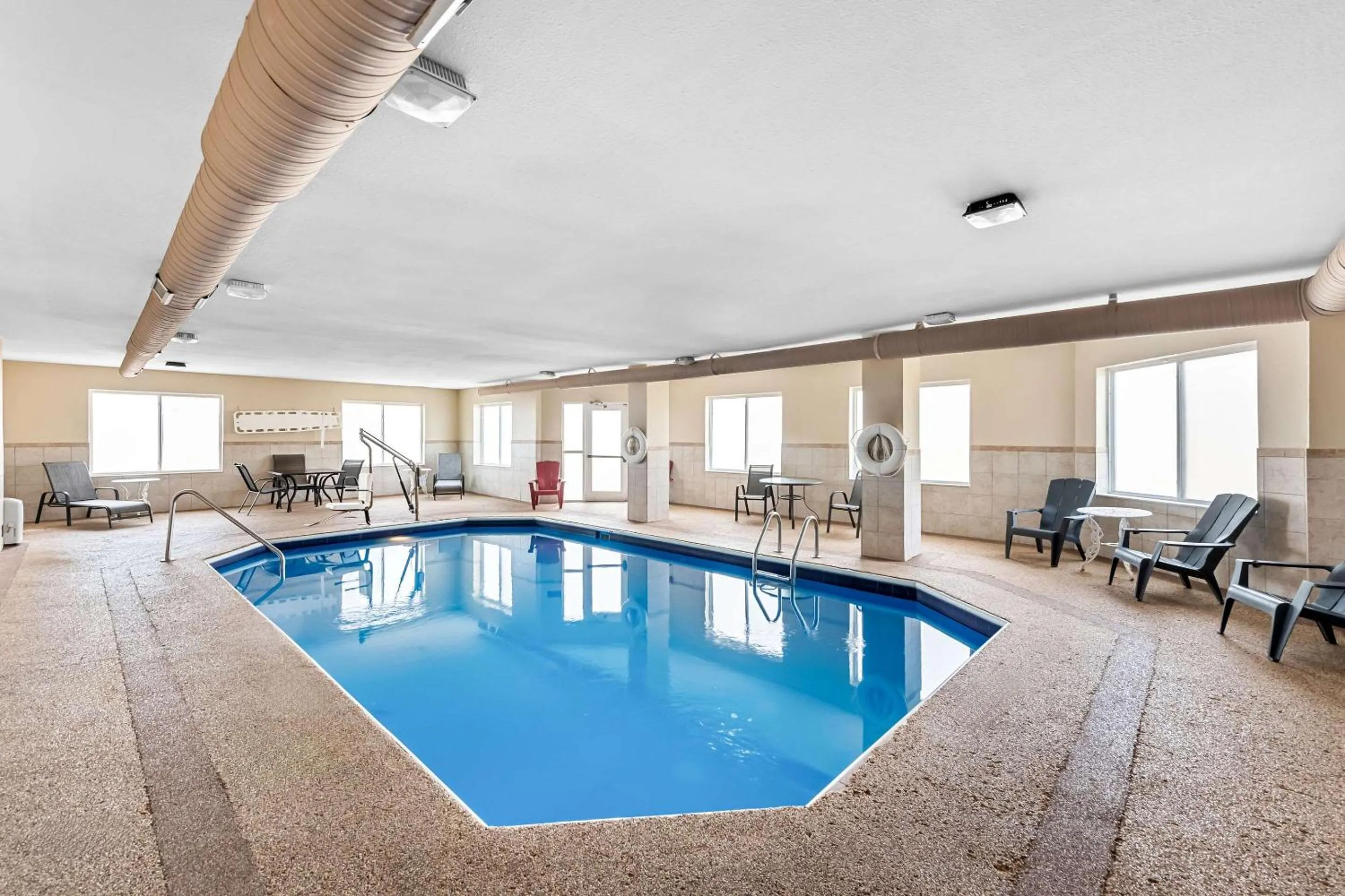 Swimming pool in Comfort Inn & Suites Heath - Newark South