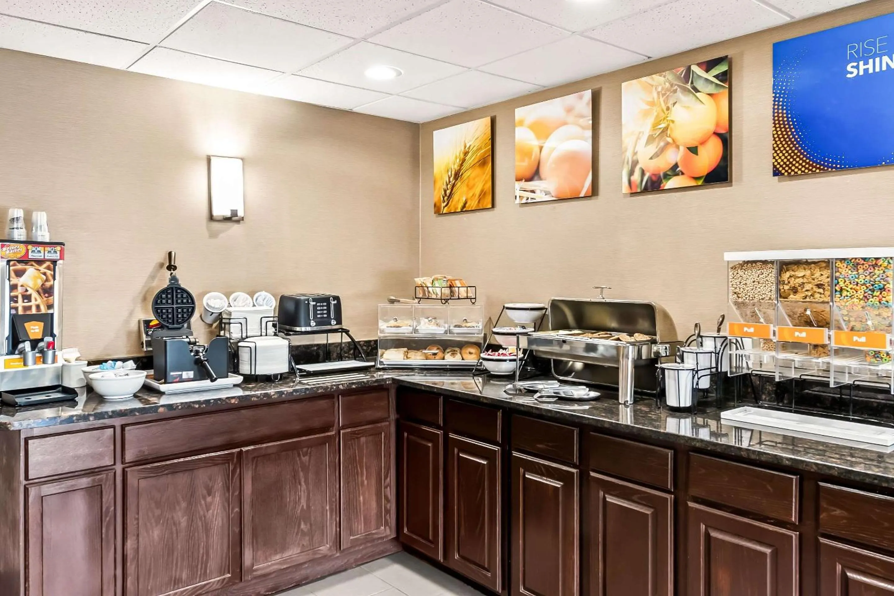 Breakfast in Comfort Inn & Suites Heath - Newark South