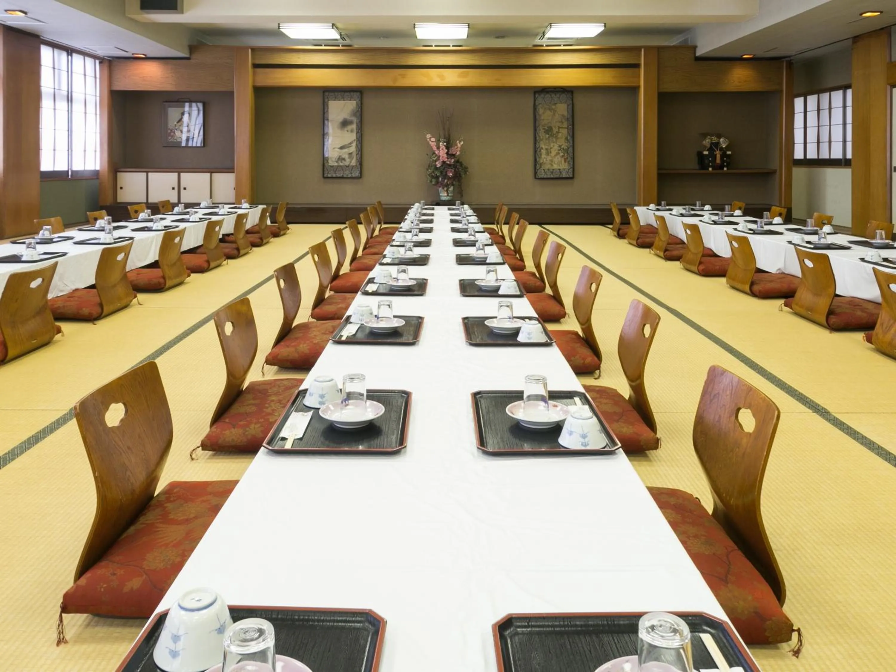 Restaurant/places to eat in Riverside Hotel Shoei