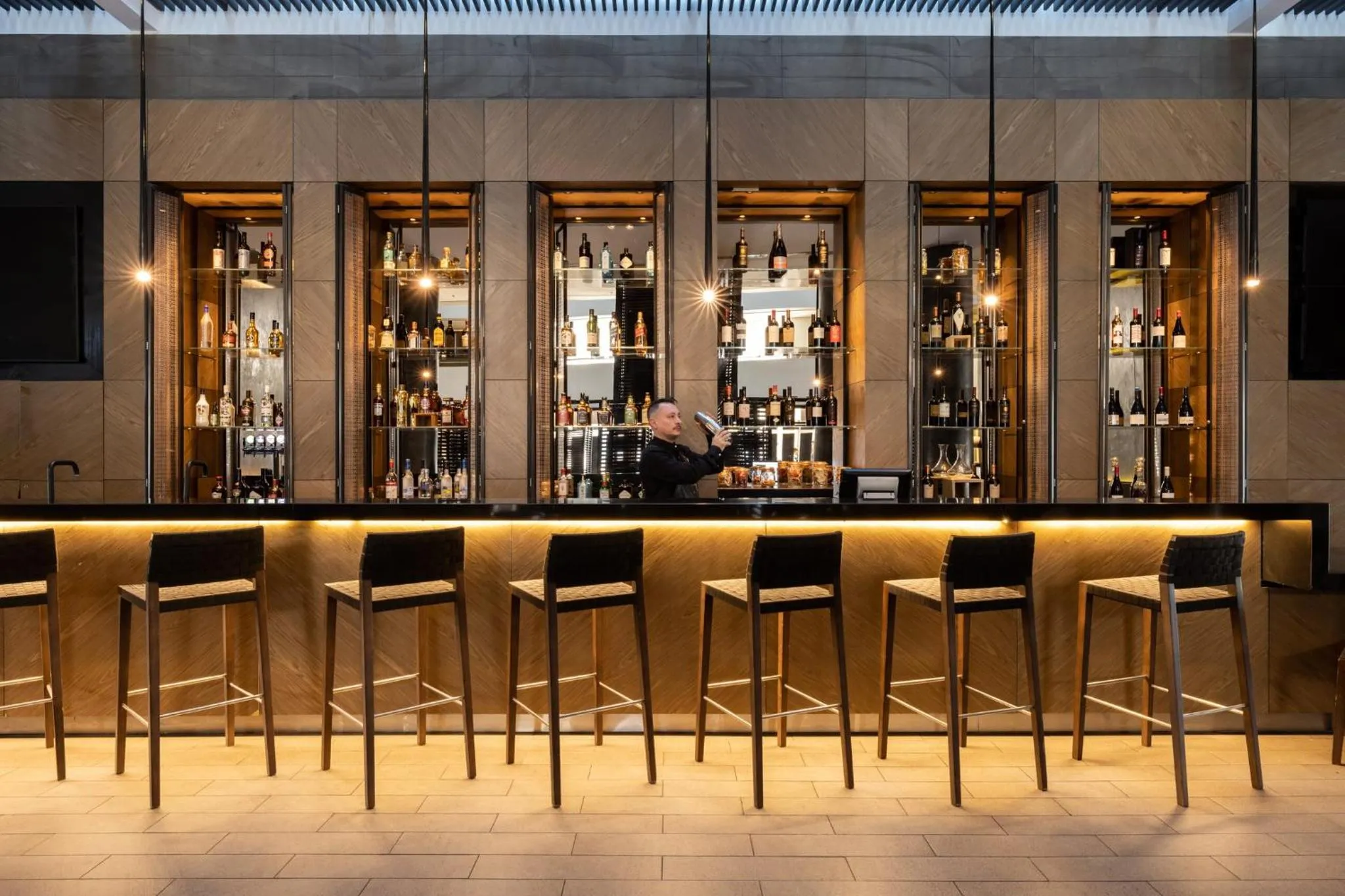 Lounge or bar in Holiday Inn Santiago - Airport Terminal by IHG