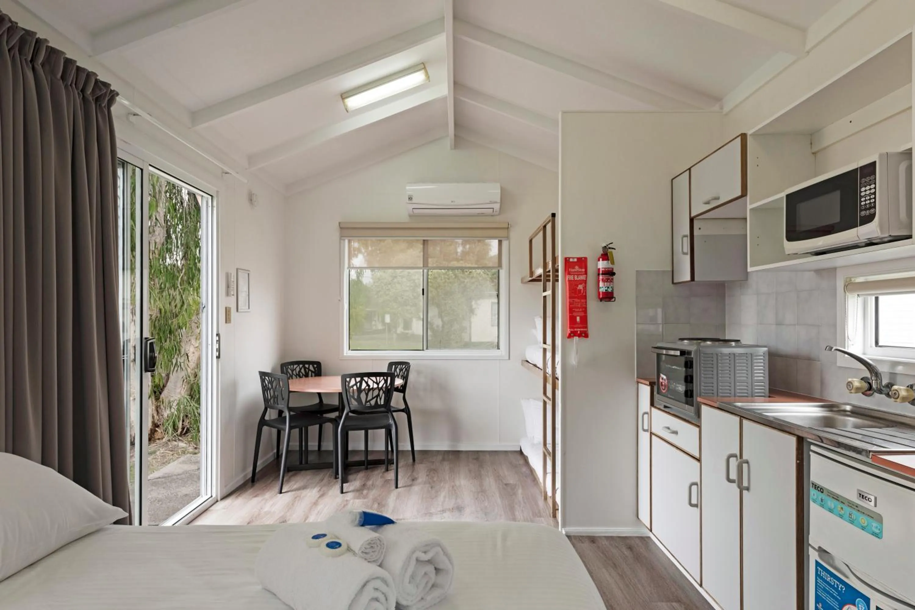 Kitchen or kitchenette, Bed in Discovery Parks - Casino