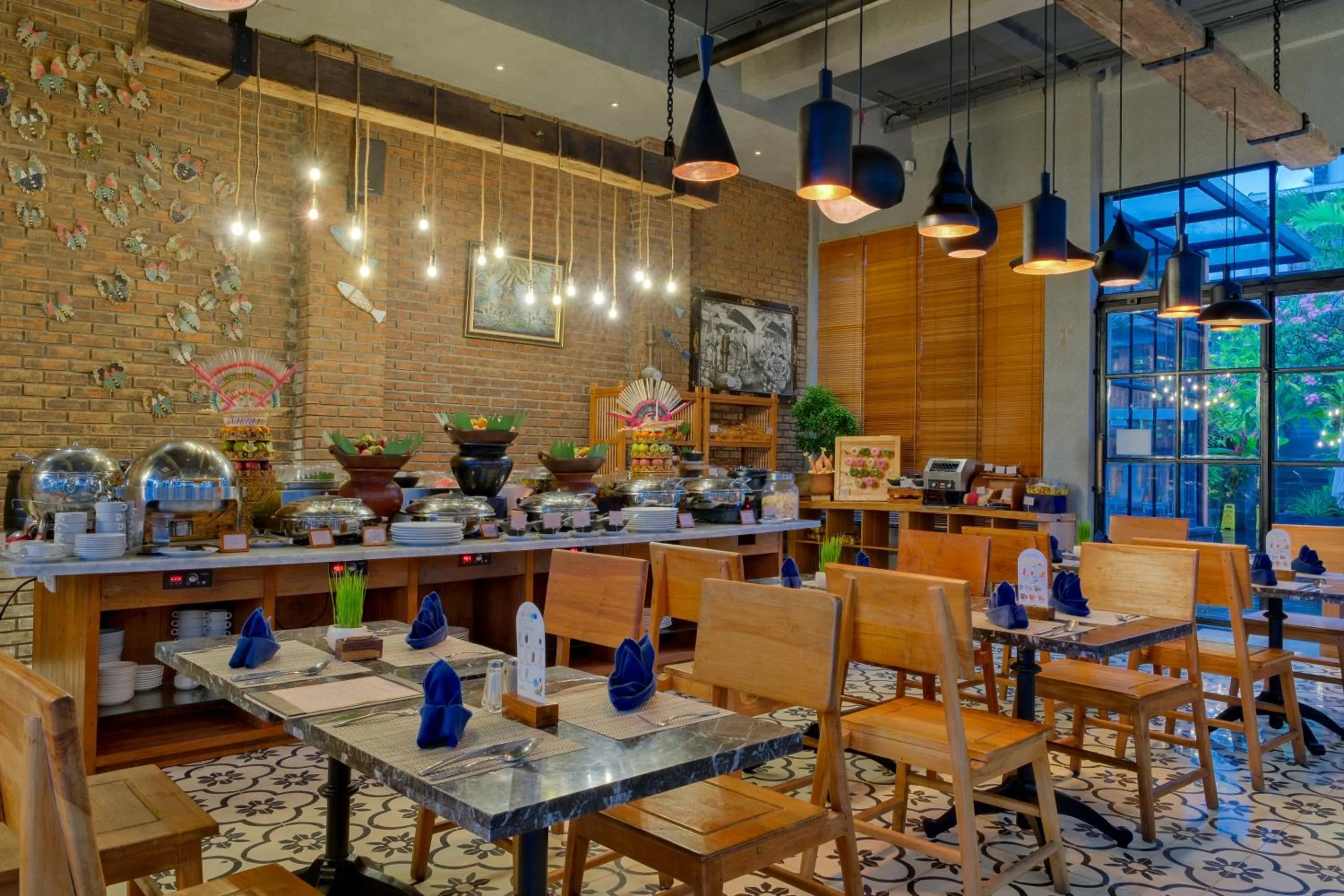 Restaurant/places to eat in Swarga Suites Bali Berawa, Marclan Collection