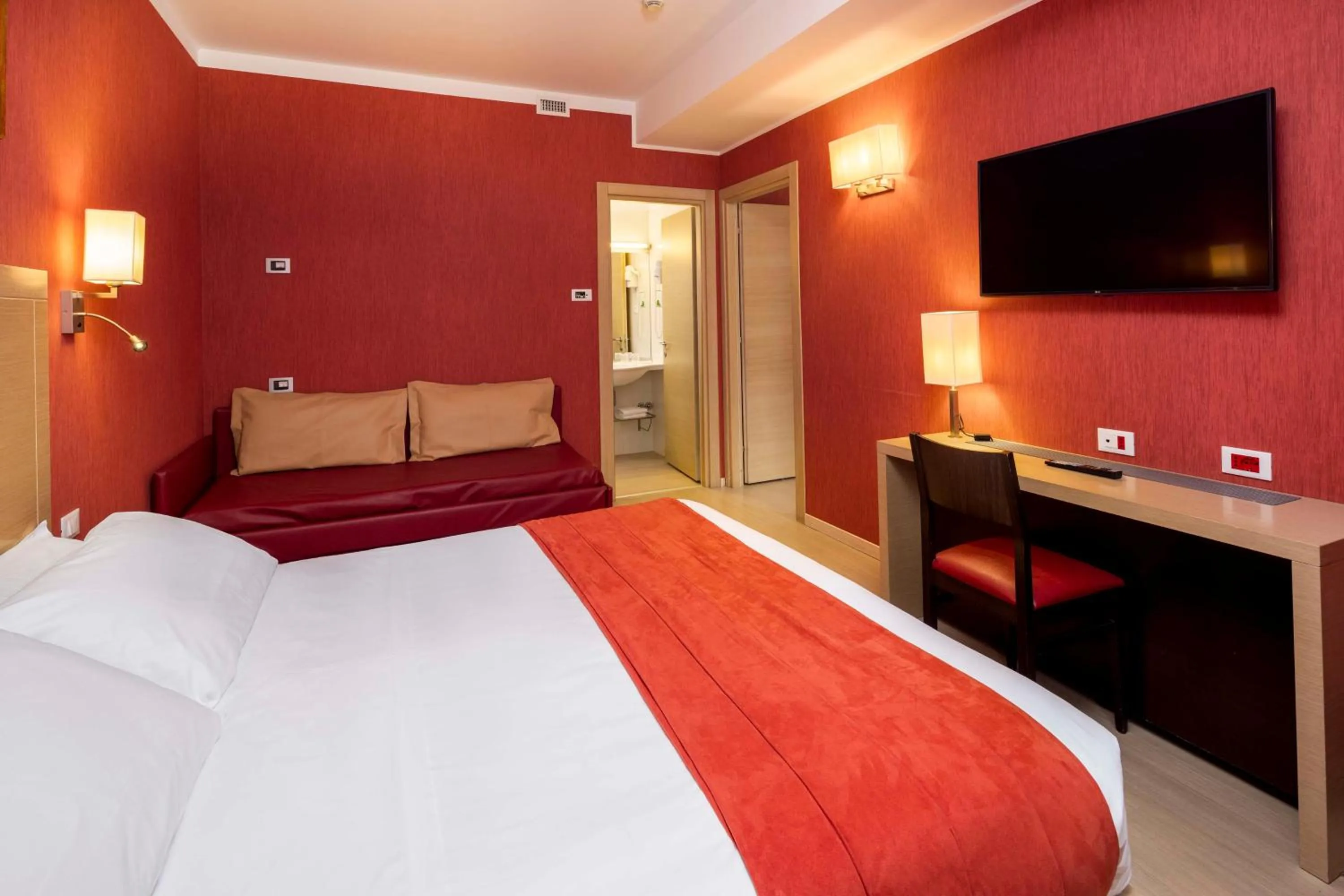 Photo of the whole room, Bed in Best Western Porto Antico