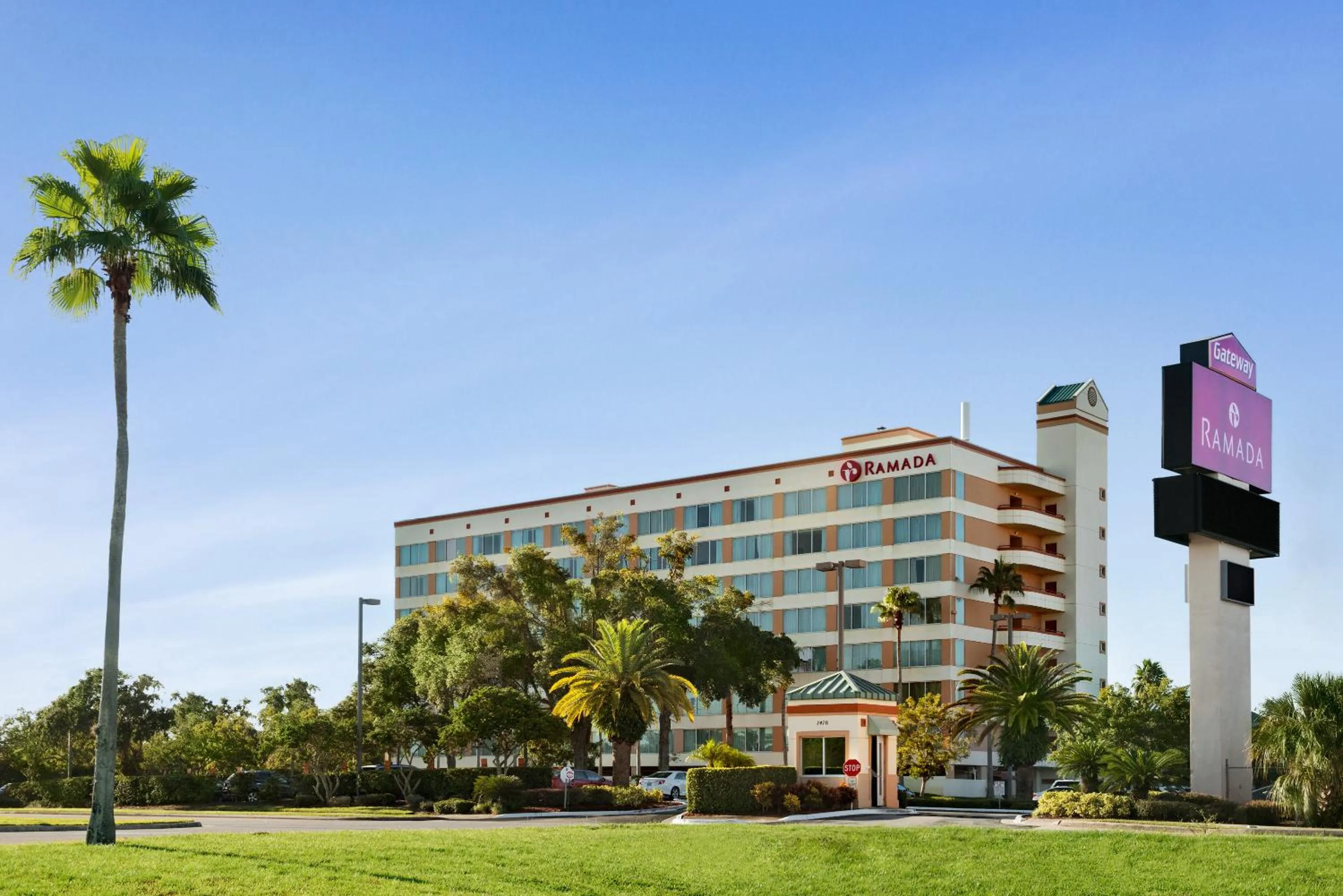 Property building in Ramada by Wyndham Kissimmee Gateway - Free Theme Park Shuttle