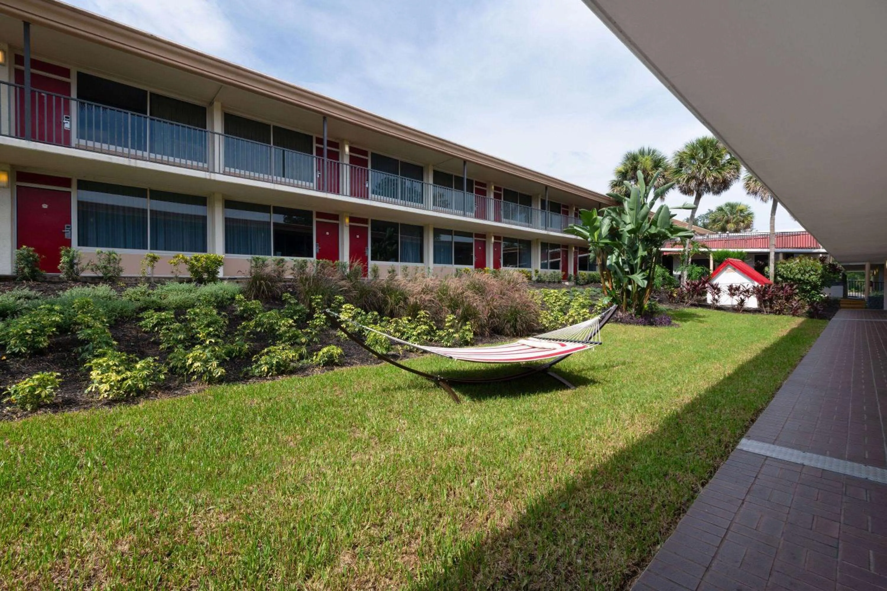 Inner courtyard view in Ramada by Wyndham Kissimmee Gateway - Free Theme Park Shuttle