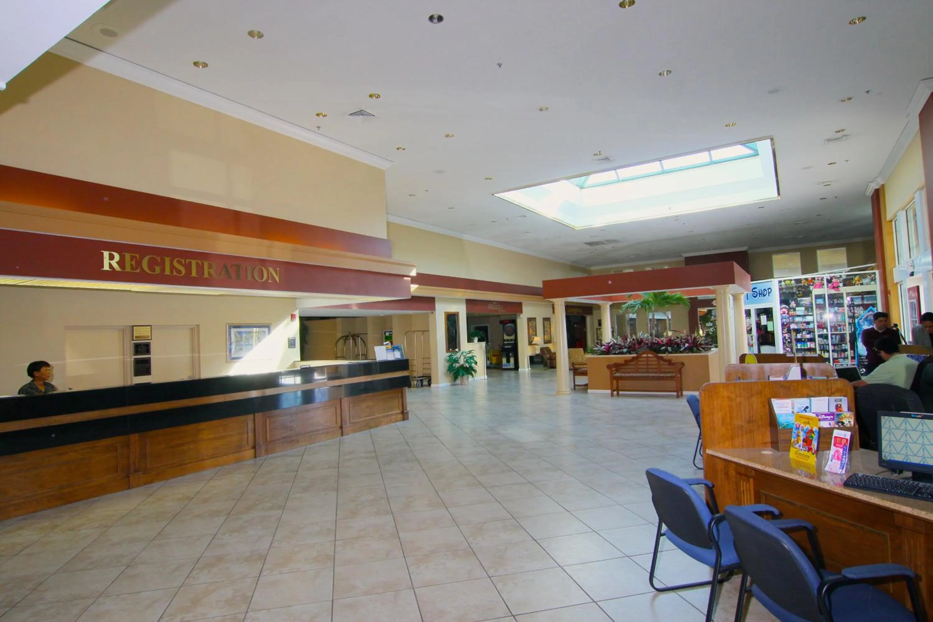 Lobby or reception in Ramada by Wyndham Kissimmee Gateway - Free Theme Park Shuttle
