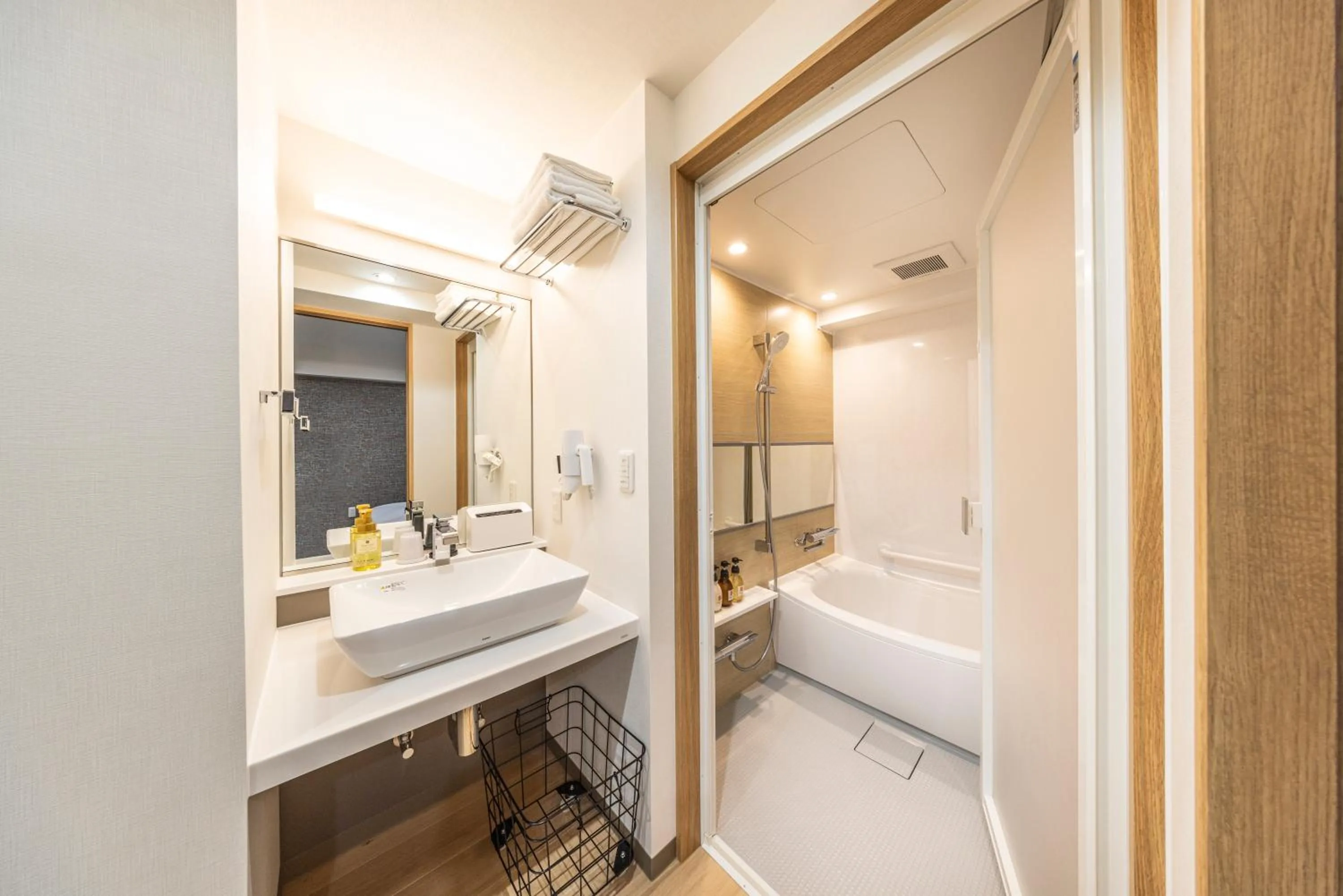 Bathroom, Bed in Hotel Cerezo