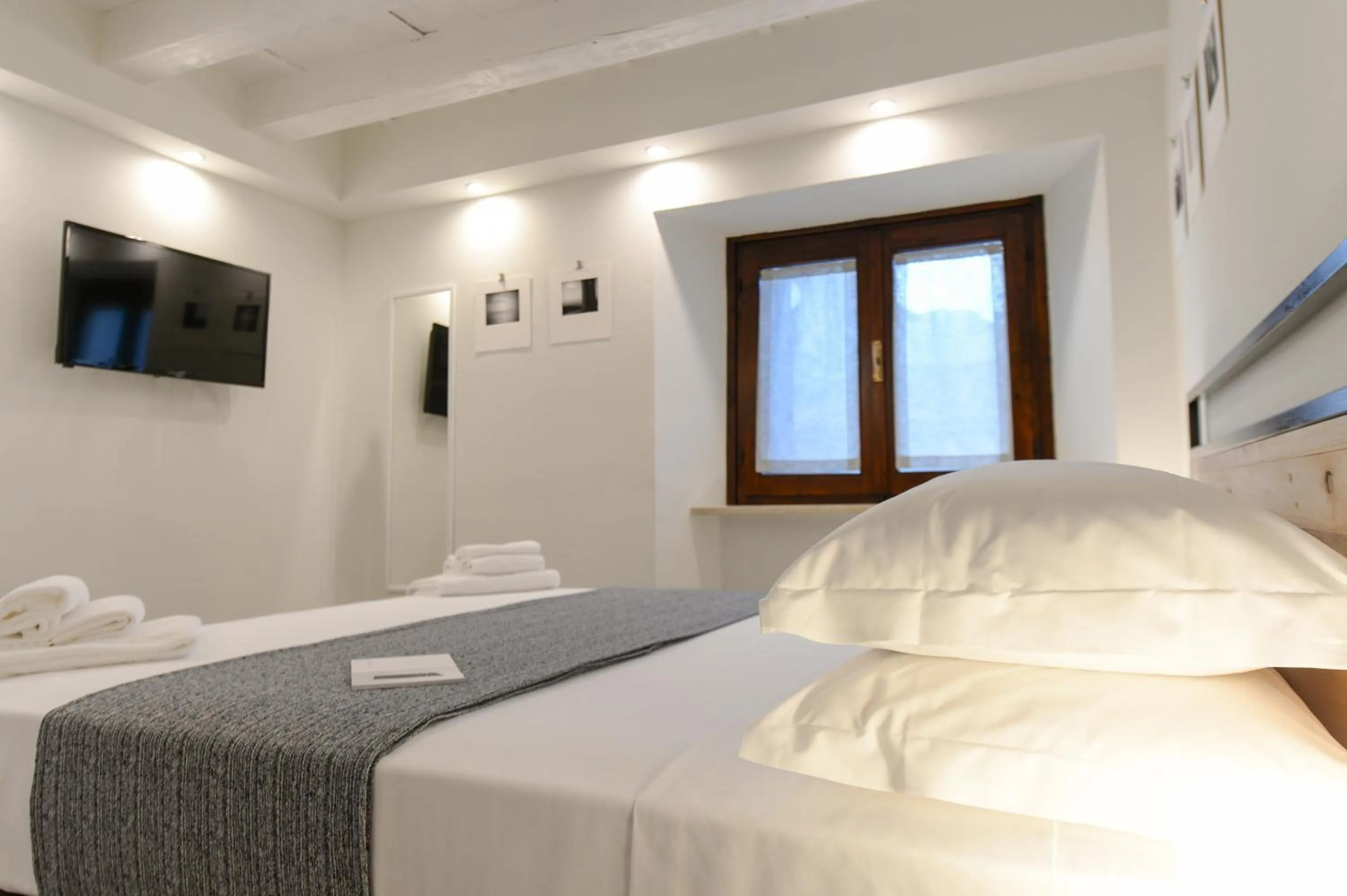 Photo of the whole room, Bed in Piano Tre