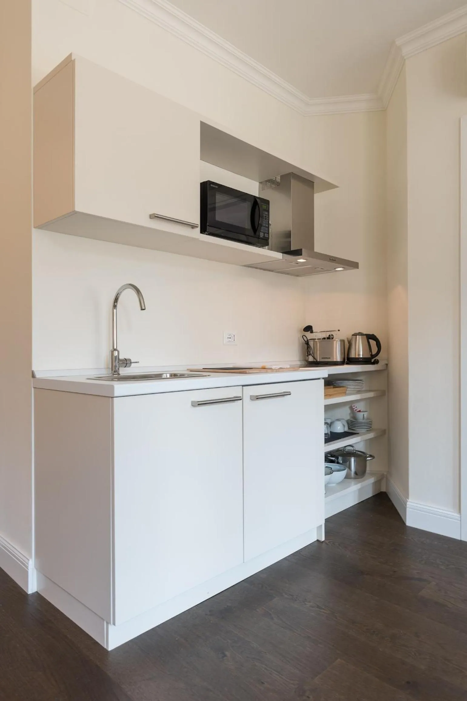 Communal kitchen in Novella Goldoni Suite-by Florence Concierge