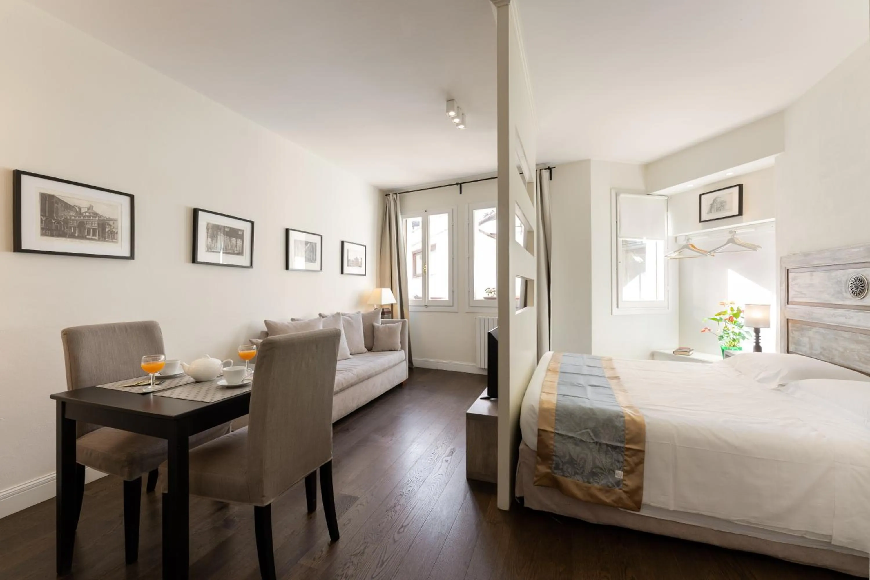 Living room, Bed in Novella Goldoni Suite-by Florence Concierge