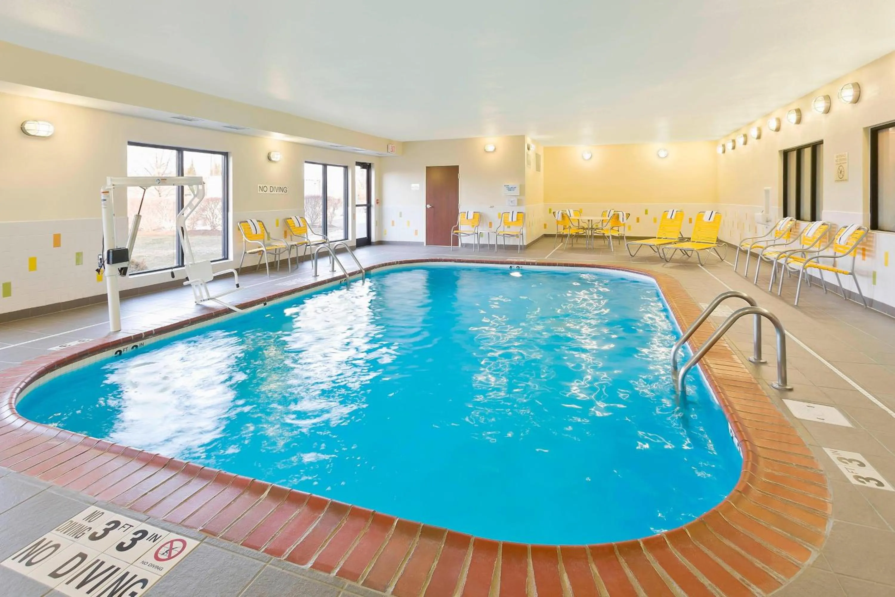 Swimming pool in Fairfield Inn & Suites Lexington Keeneland Airport